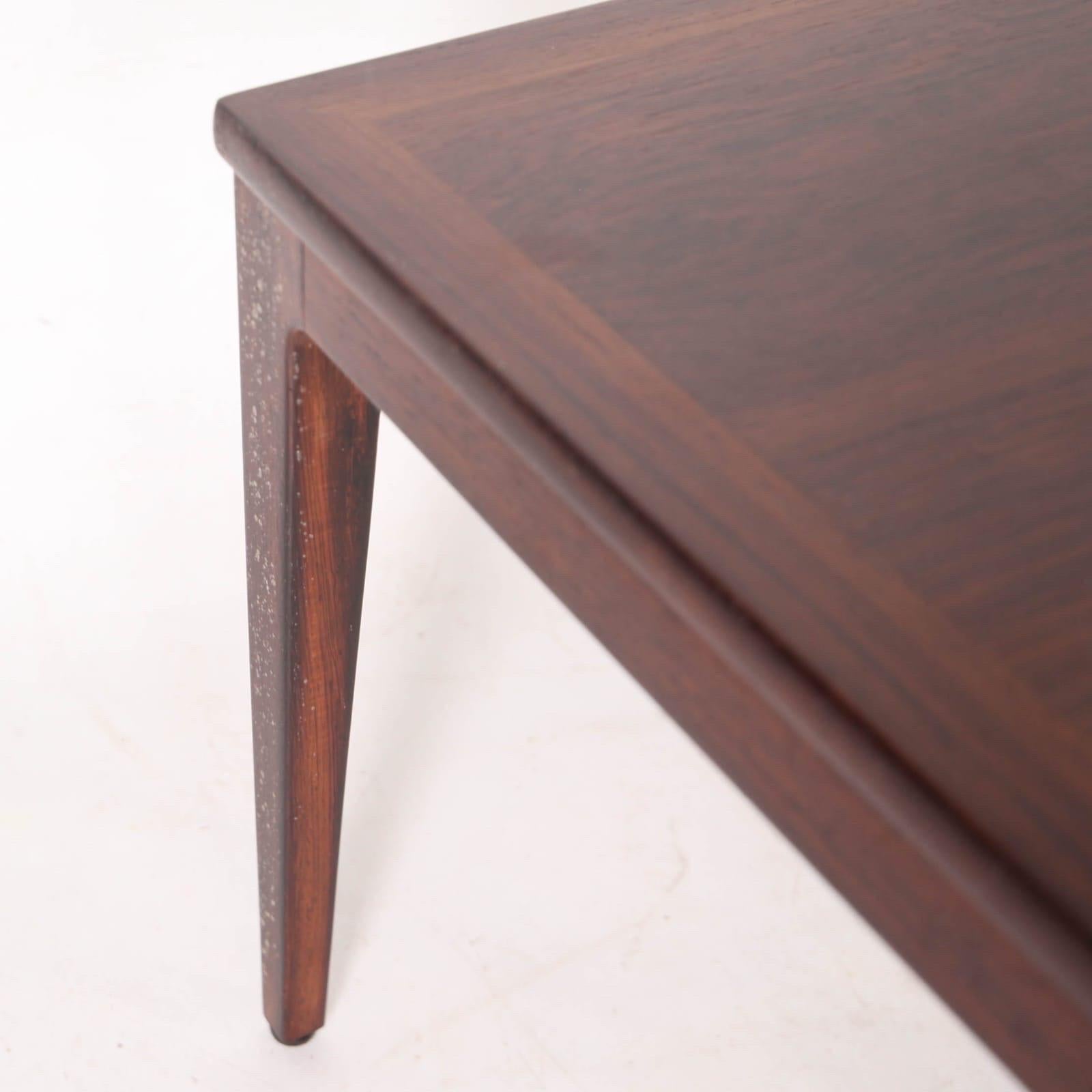 Magnifique paire de tables d'appoint en bois de rose danois des années soixante.
Excellente qualité et bon état. 

