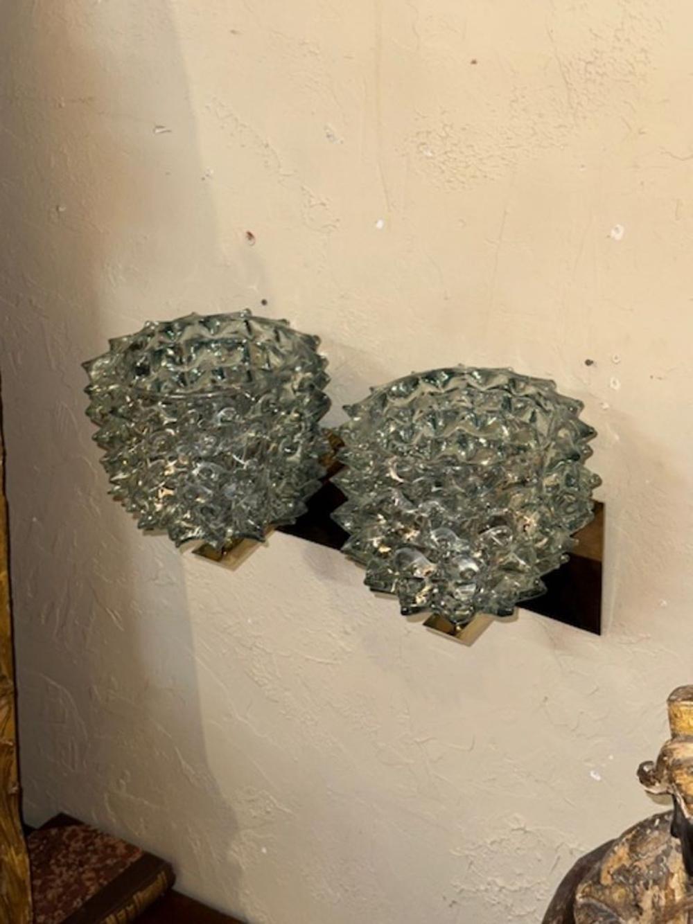 Graziosa coppia di appliques Rostrada in vetro di Murano e ottone. Queste bellezze scintillanti sono di sicuro impatto!
7w x 8d x 9h
