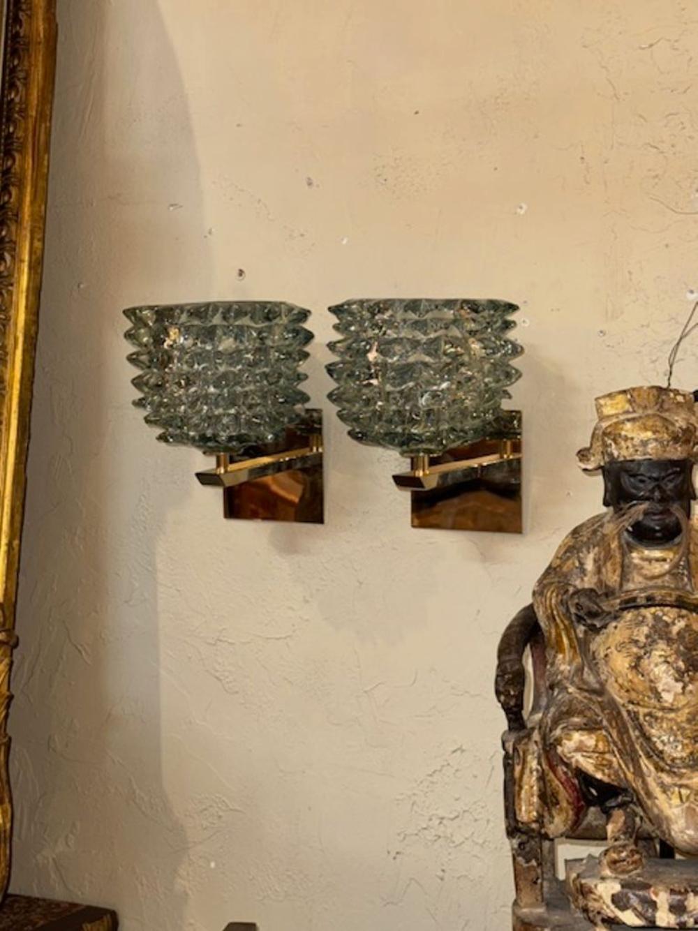Italiano Coppia di lampade in vetro di Murano e ottone di Rostrada in vendita
