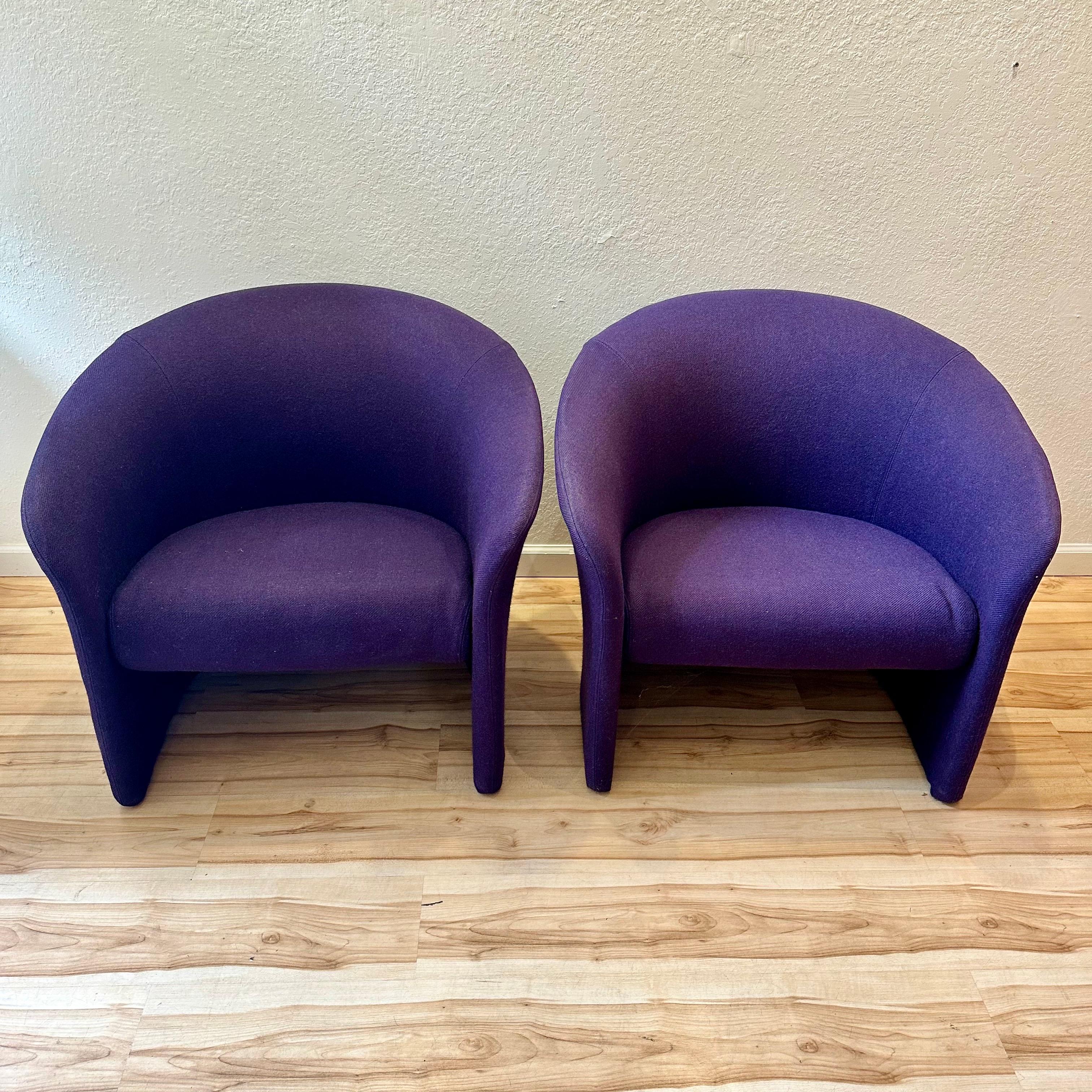 Coppia di sedie postmoderne Rotunda viola del 1979, disegnate da Massimo and Lella Vignelli per Hauserman. Le sedie sono in ottime condizioni vintage, con un'usura minima, coerente con l'età e l'uso. Completamente rivestita in tessuto viola chiaro