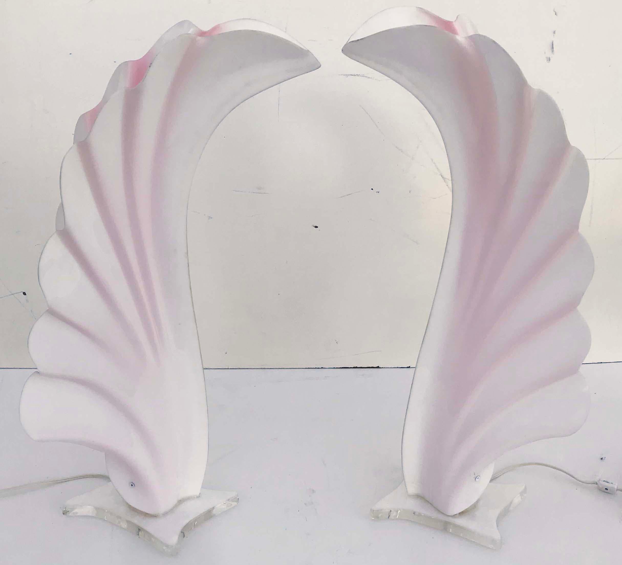 Superbe paire de lampes de table monumentales en acrylique rose et blanc.
Condition vintage originale
1 lampe, ampoule de 60 watts max
D'une propriété de Miami Beach
Mesures : Base : 10