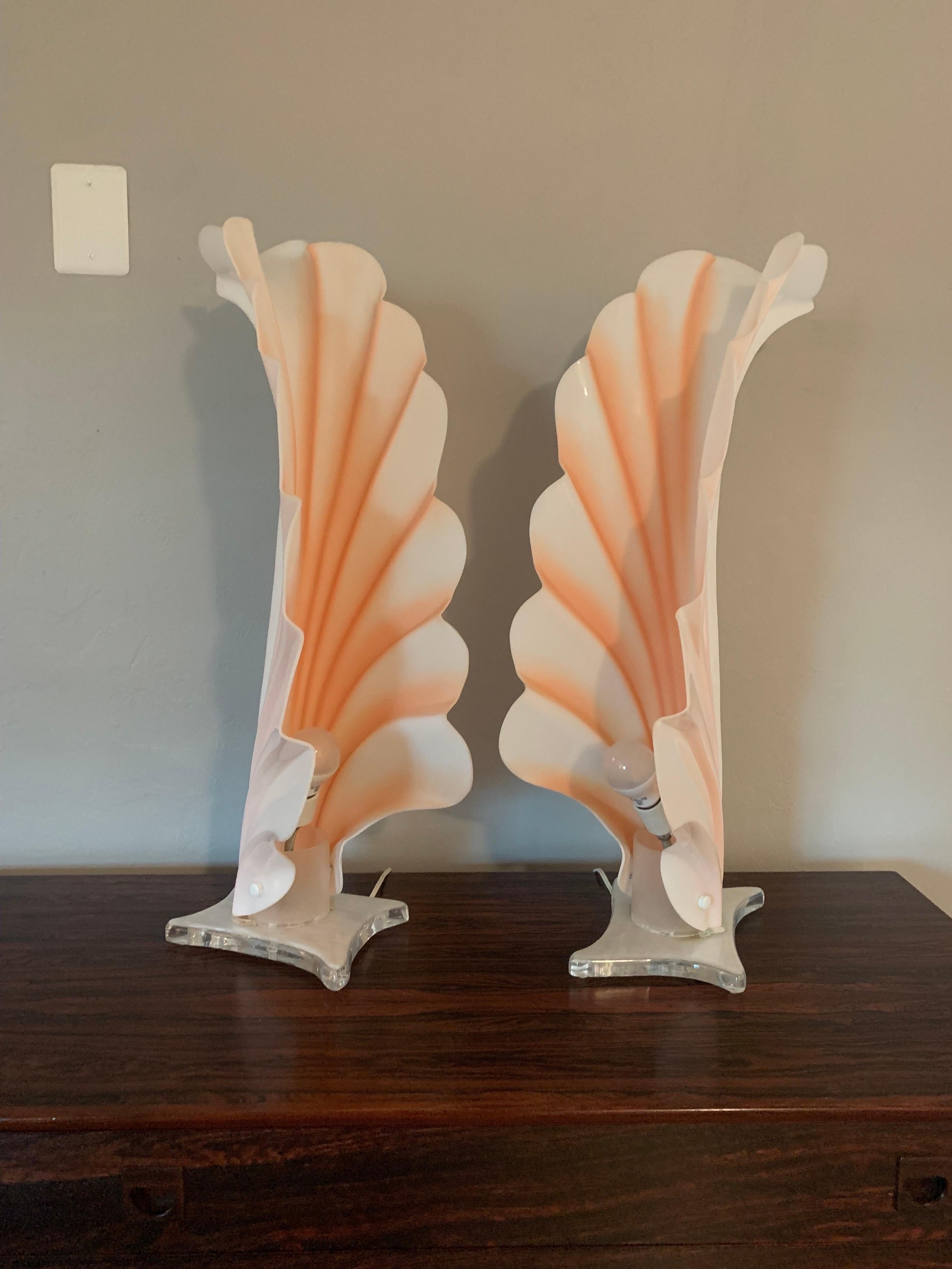 Mid-Century Modern Pair of Rougier Style Acrylic Lamps in White and Peach For Sale