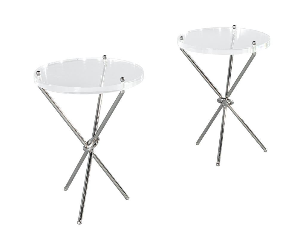 Peppen Sie Ihren Wohnbereich mit diesem atemberaubenden Paar Akzenttische auf. Die dicken, runden Acrylplatten dieser Tische strahlen moderne Eleganz aus und werden von schlanken, rohrförmigen Beinen aus Edelstahl getragen. Das unverwechselbare