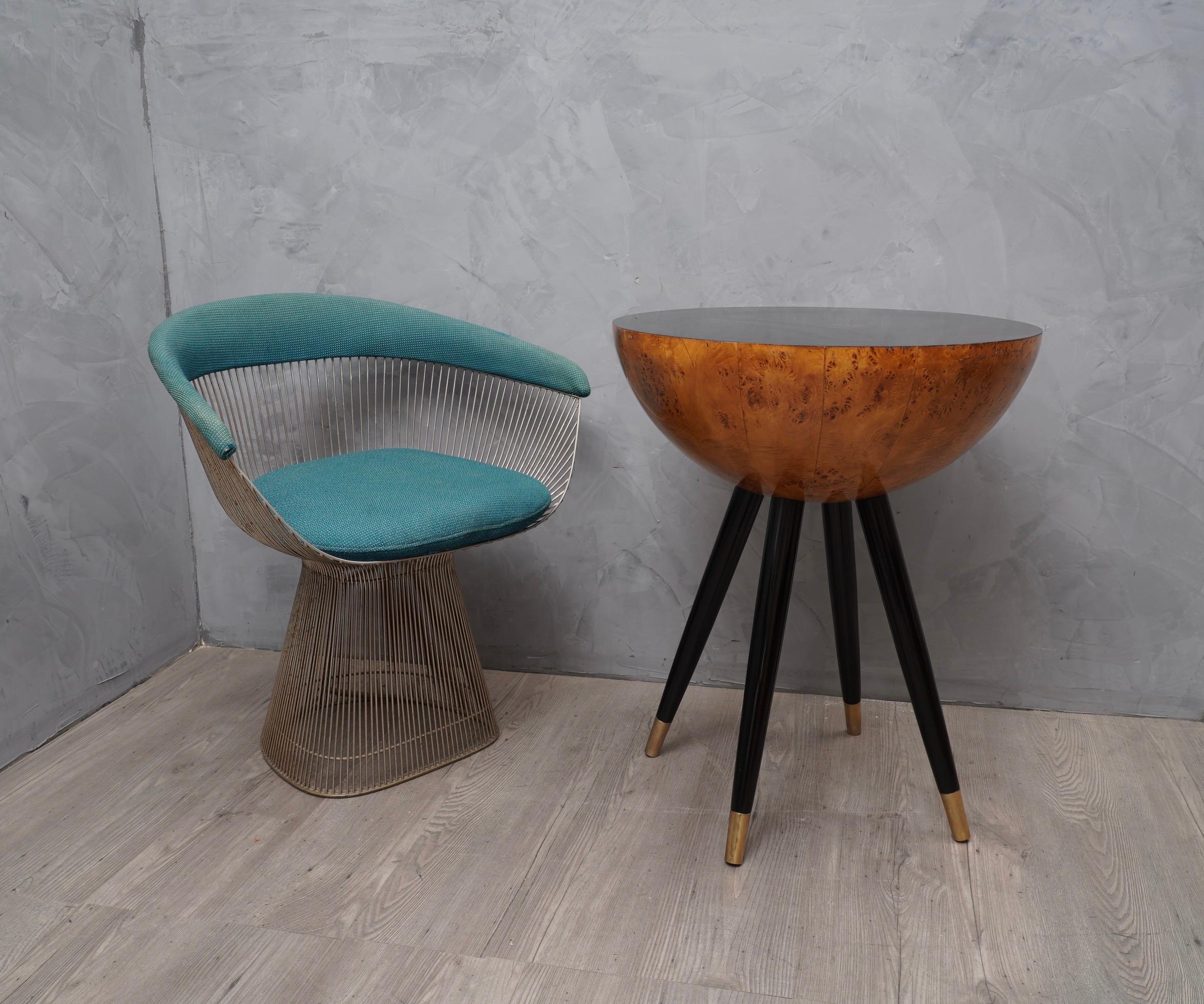 This pair of side table have a very luxurious appearance, due the use of not common materials, and even more due to their very special design, simply perfect in their finishes. The particular contrast between the perfectly flattened top and the
