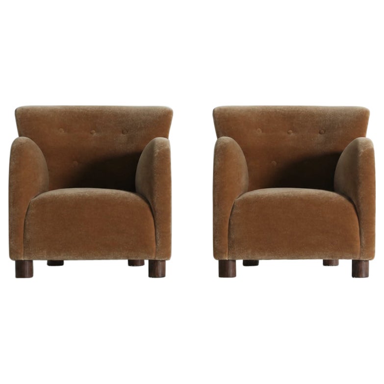 Paire de fauteuils de salon à accoudoirs arrondis, récemment retapissés en mohair pur