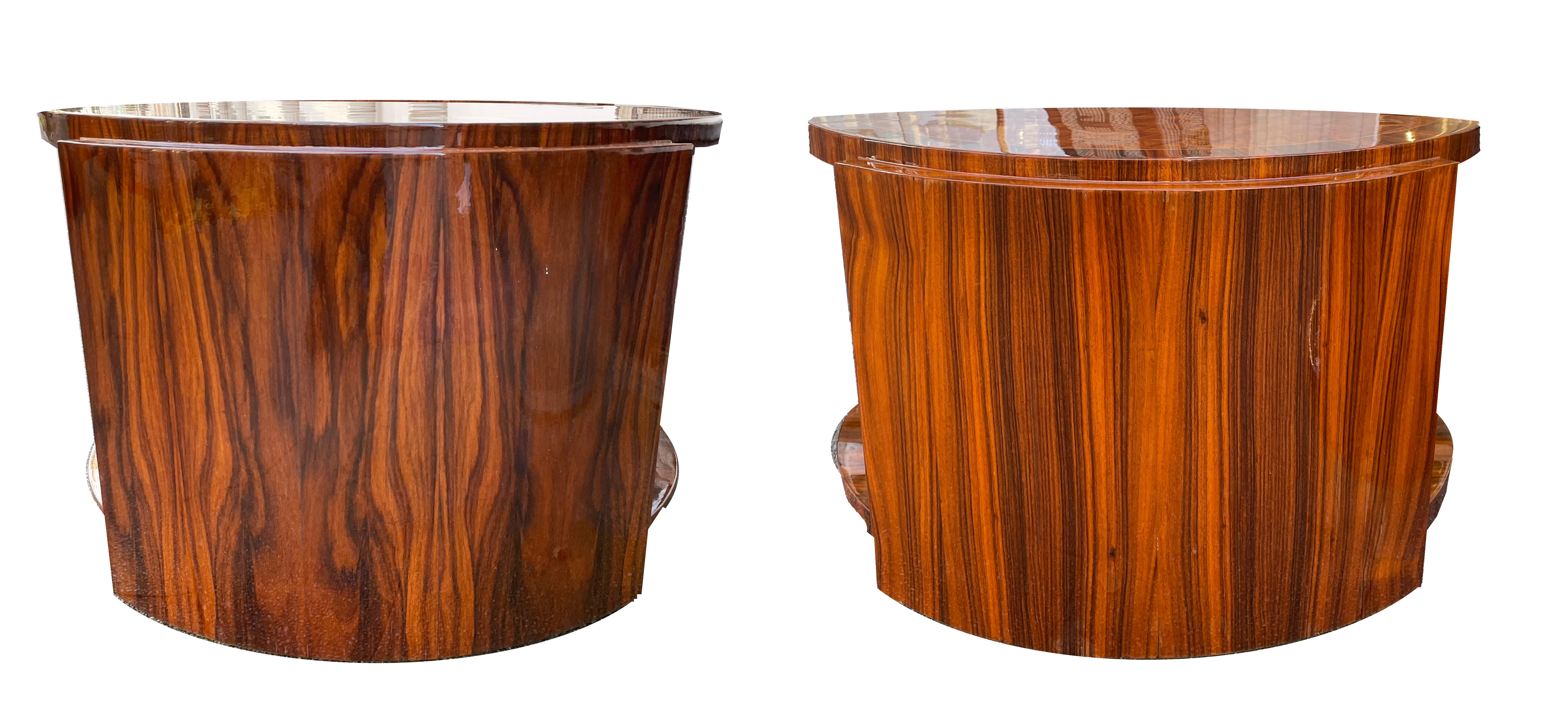 Table basse art déco
Table ronde Art Déco (Reproduction dans le style Art Déco)

Table d'appoint/bistro élégante avec un plateau en placage foncé poli brillant et une lunette en métal chromé/nickel qui l'entoure. La colonne centrale effilée repose