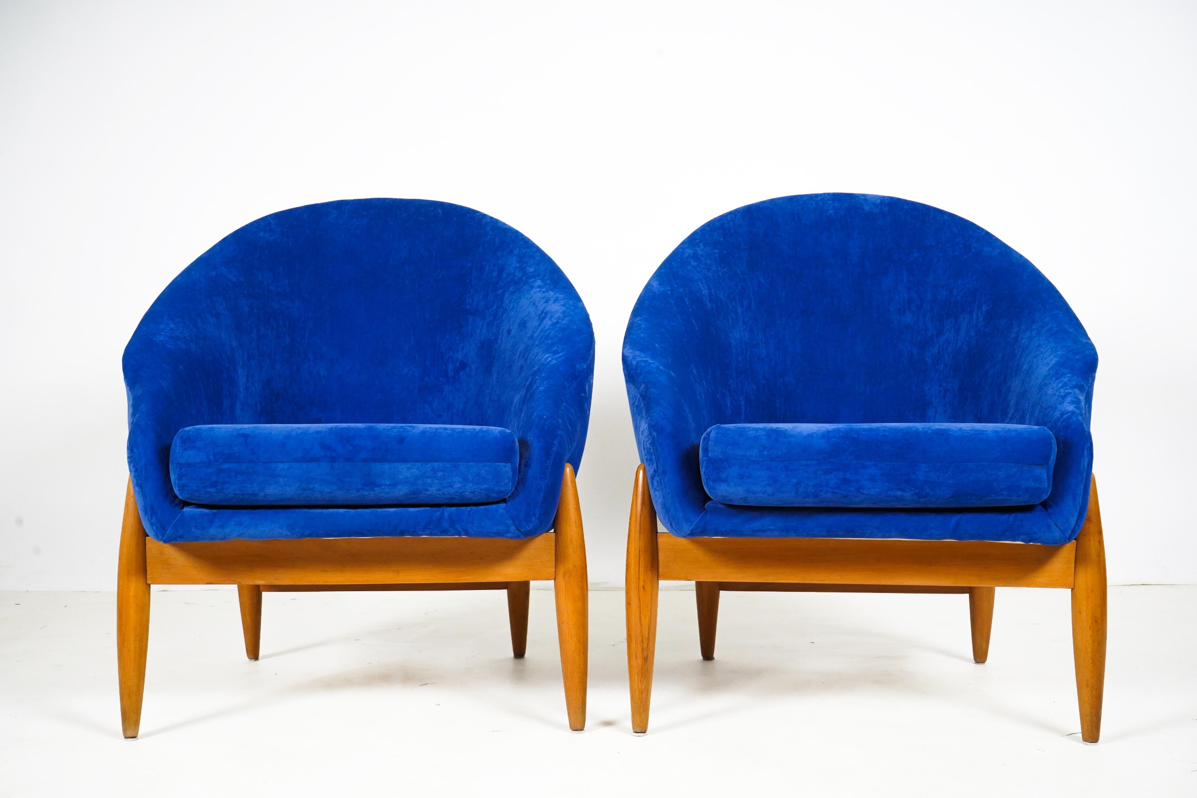Paar Sessel mit runder Rückenlehne und Beinen aus massivem Buchenholz (Ungarisch) im Angebot