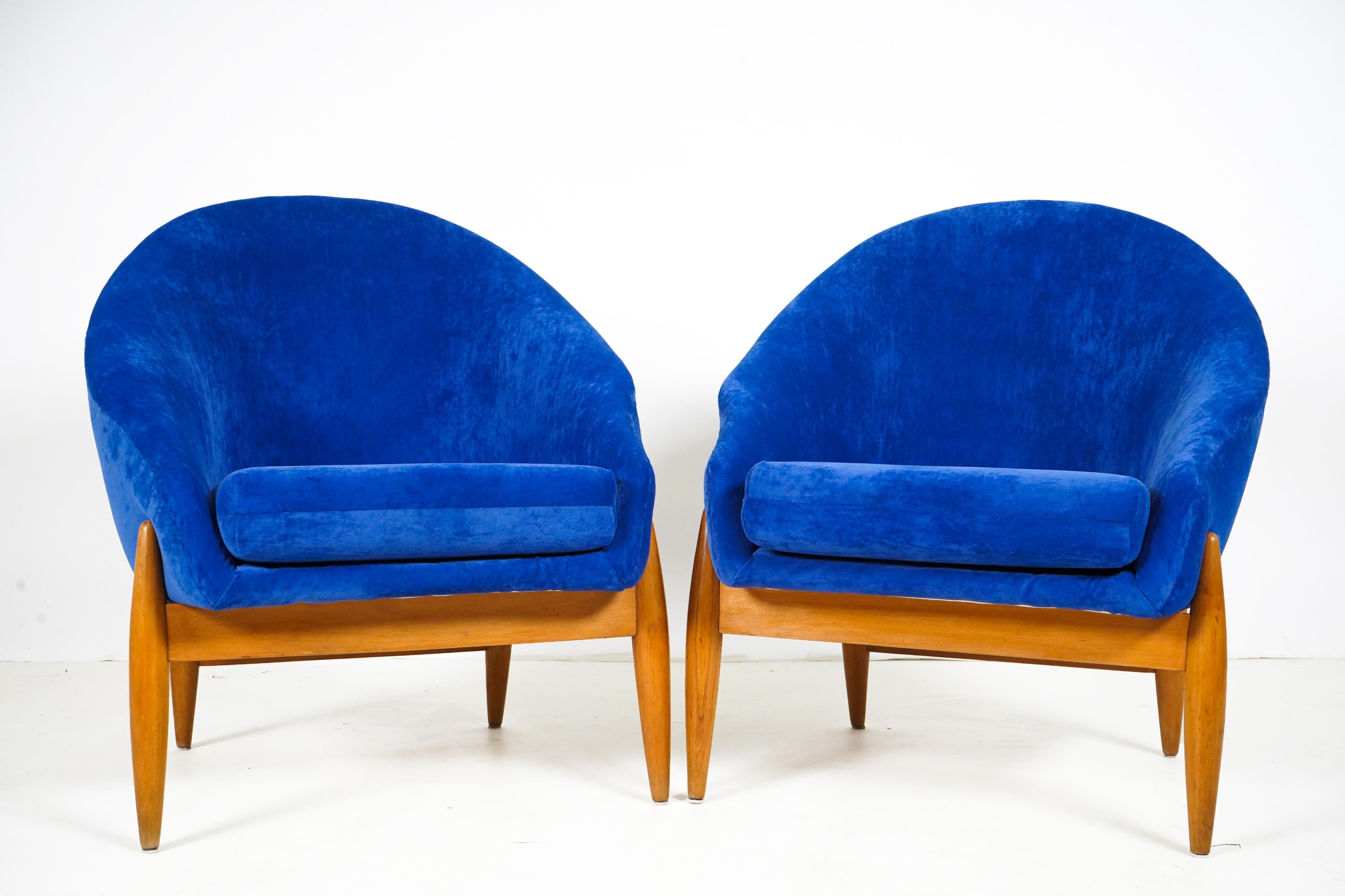 Paar Sessel mit runder Rückenlehne und Beinen aus massivem Buchenholz im Zustand „Gut“ im Angebot in Chicago, IL