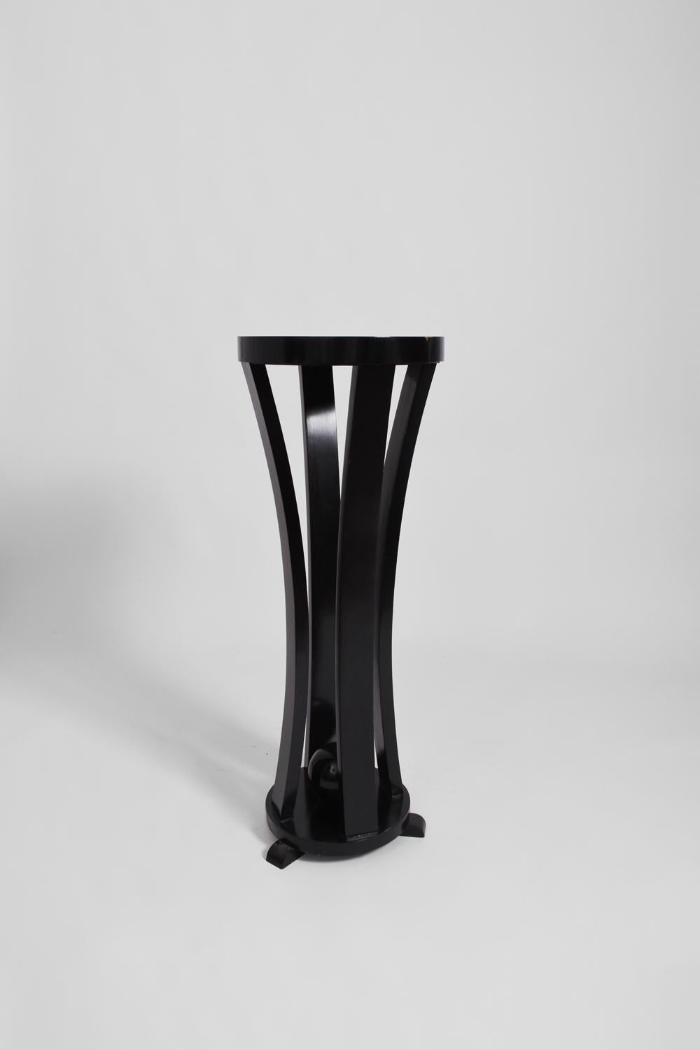 Pareja de mesas redondas con pedestal de madera lacada en negro, años 60 Francés en venta