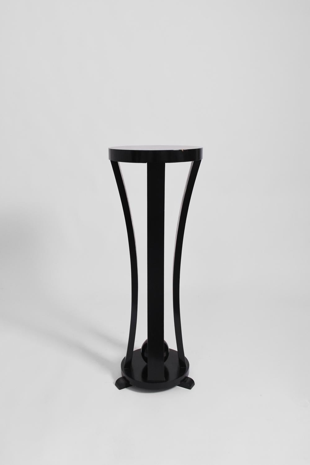 Pareja de mesas redondas con pedestal de madera lacada en negro, años 60 Lacado en venta