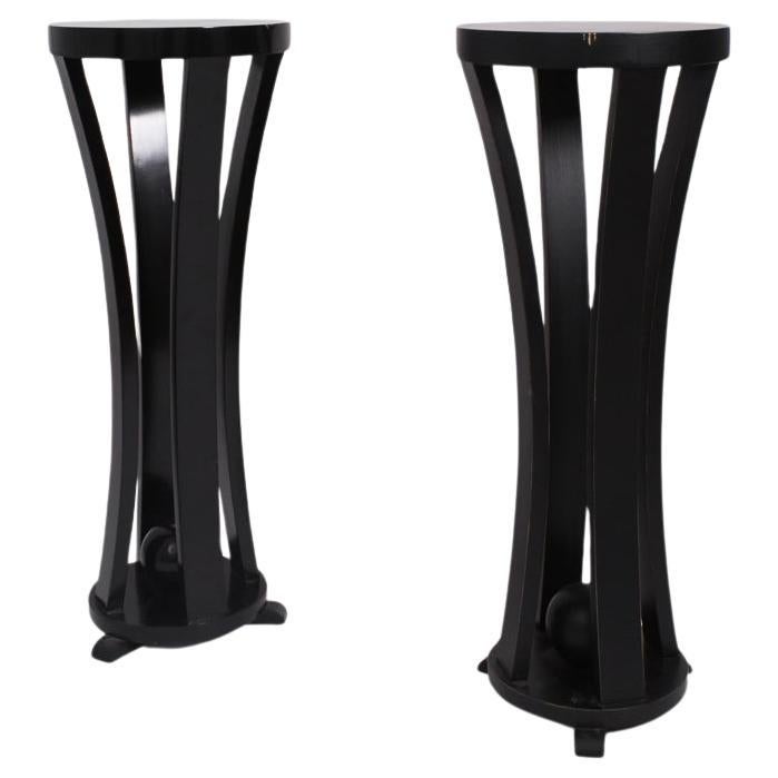 Pareja de mesas redondas con pedestal de madera lacada en negro, años 60 en venta