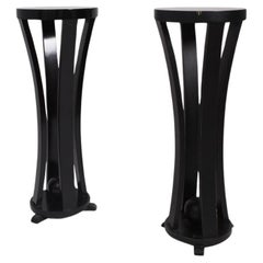 Pareja de mesas redondas con pedestal de madera lacada en negro, años 60