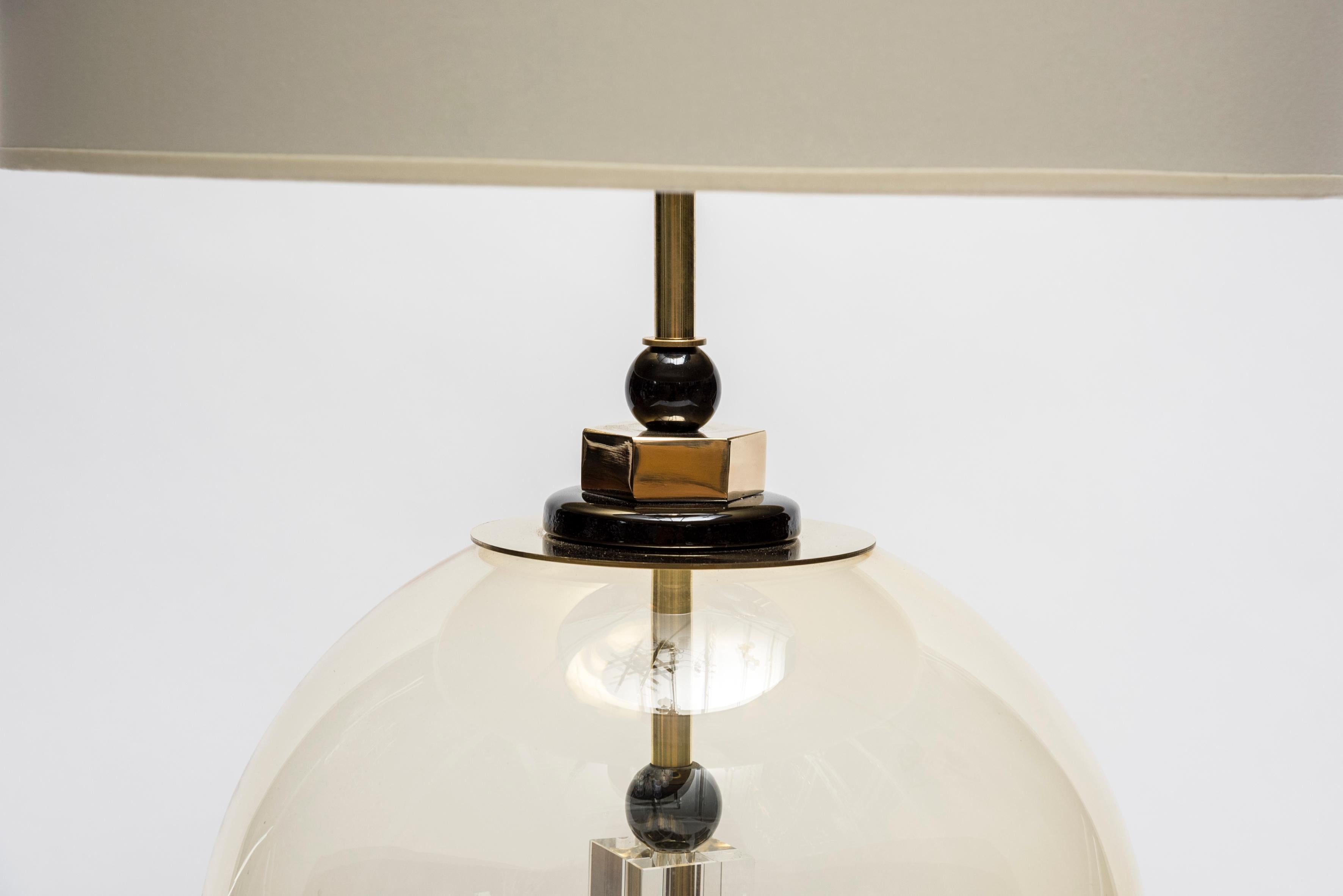 Mid-Century Modern Pair of Round Brass and Murano Glass Table Lamps