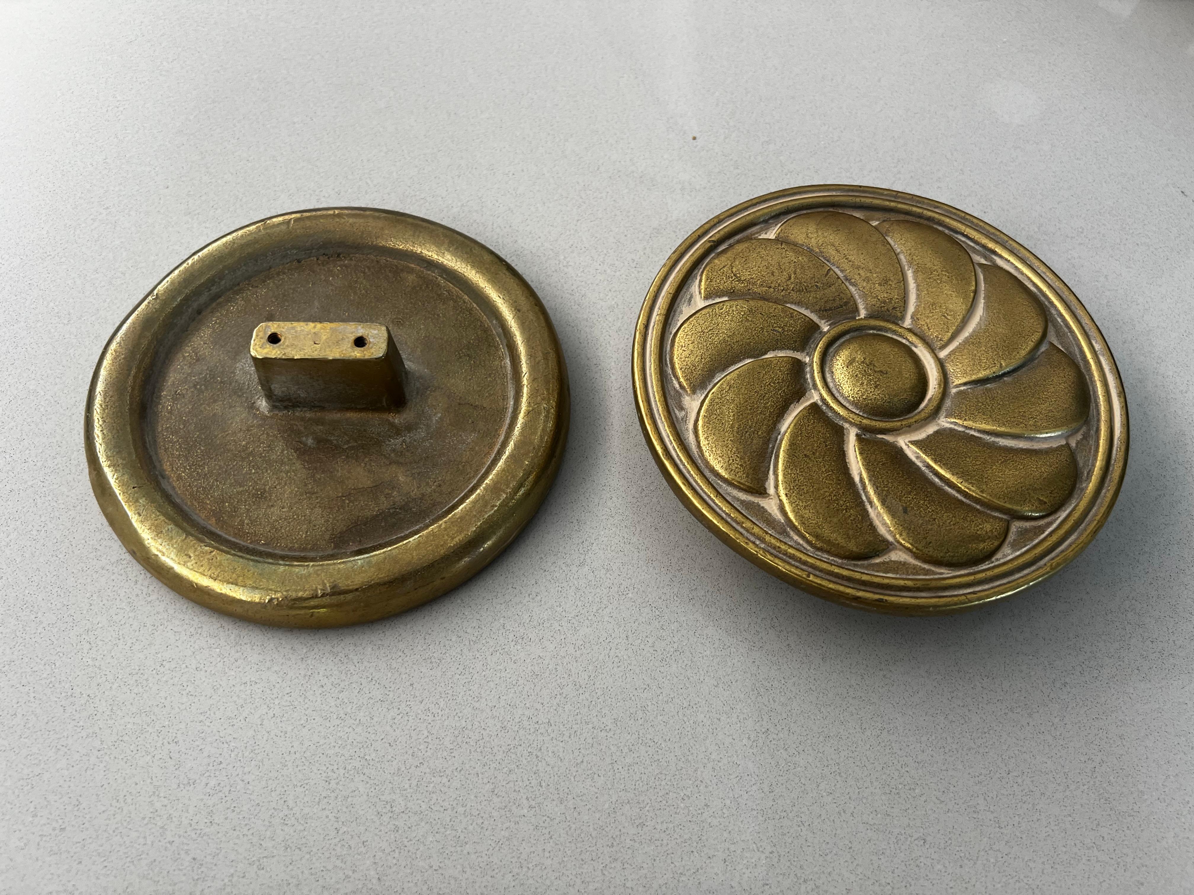 Glamouröses, großes Paar runder Türgriffe aus Bronzeguss mit Blumenrelief aus den 1970er Jahren. 
