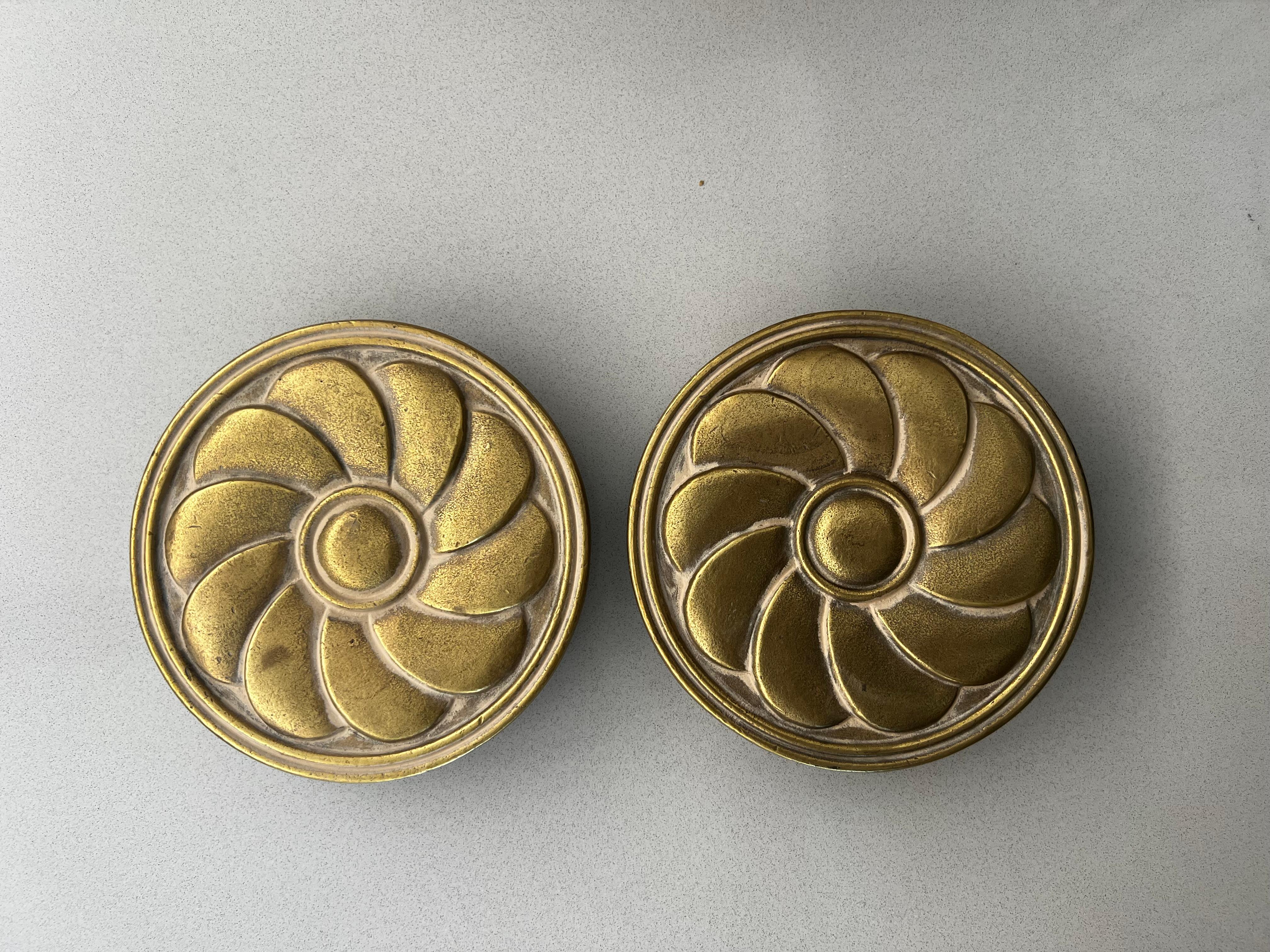 Paar runde Bronze-Türgriffe zum Drücken und Ziehen mit Blumenrelief (Moderne der Mitte des Jahrhunderts) im Angebot