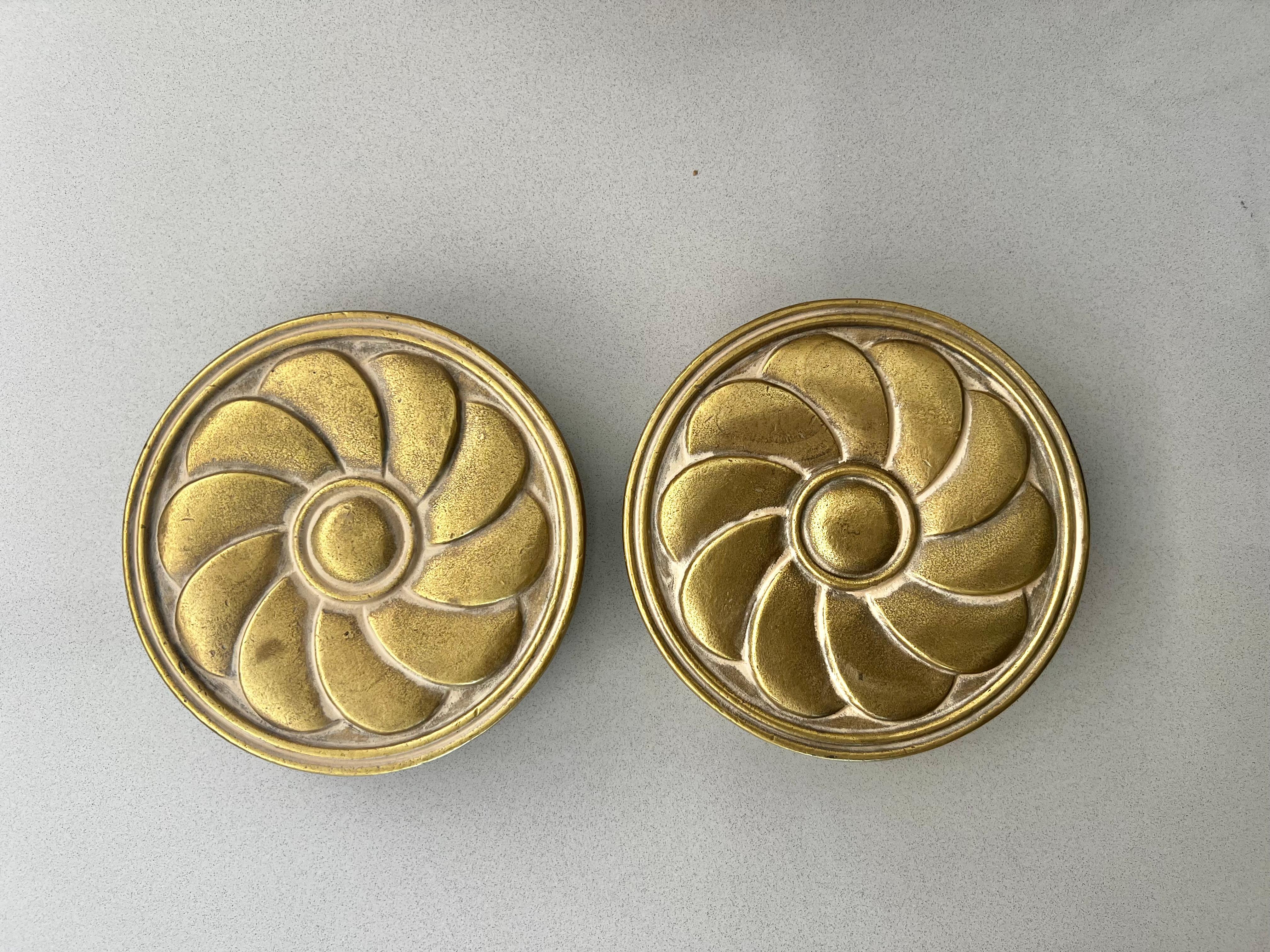 Paar runde Bronze-Türgriffe zum Drücken und Ziehen mit Blumenrelief (amerikanisch) im Angebot