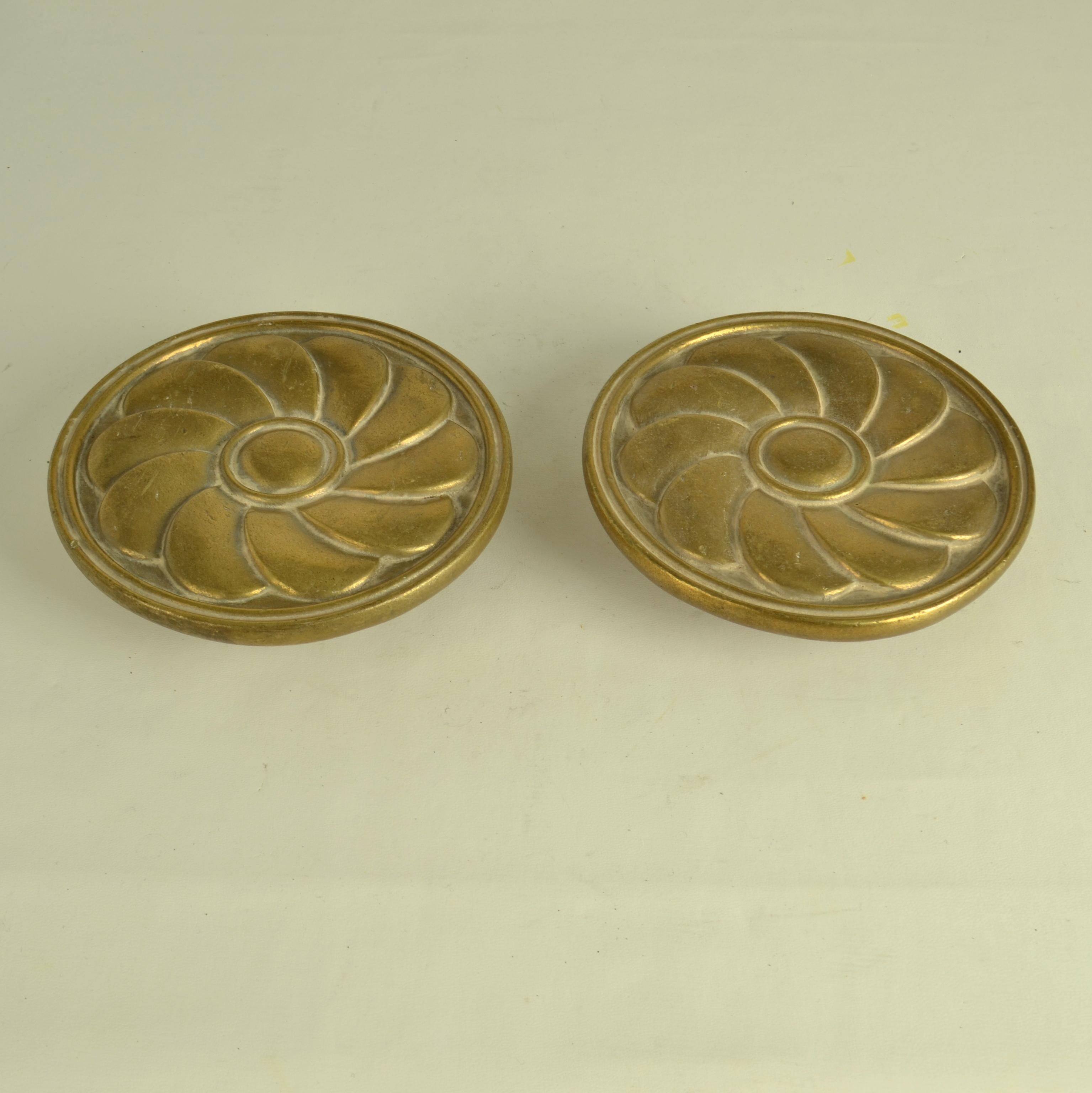 Paar runde Bronze-Türgriffe zum Drücken und Ziehen mit Relief und Blumenrelief (Brutalismus) im Angebot