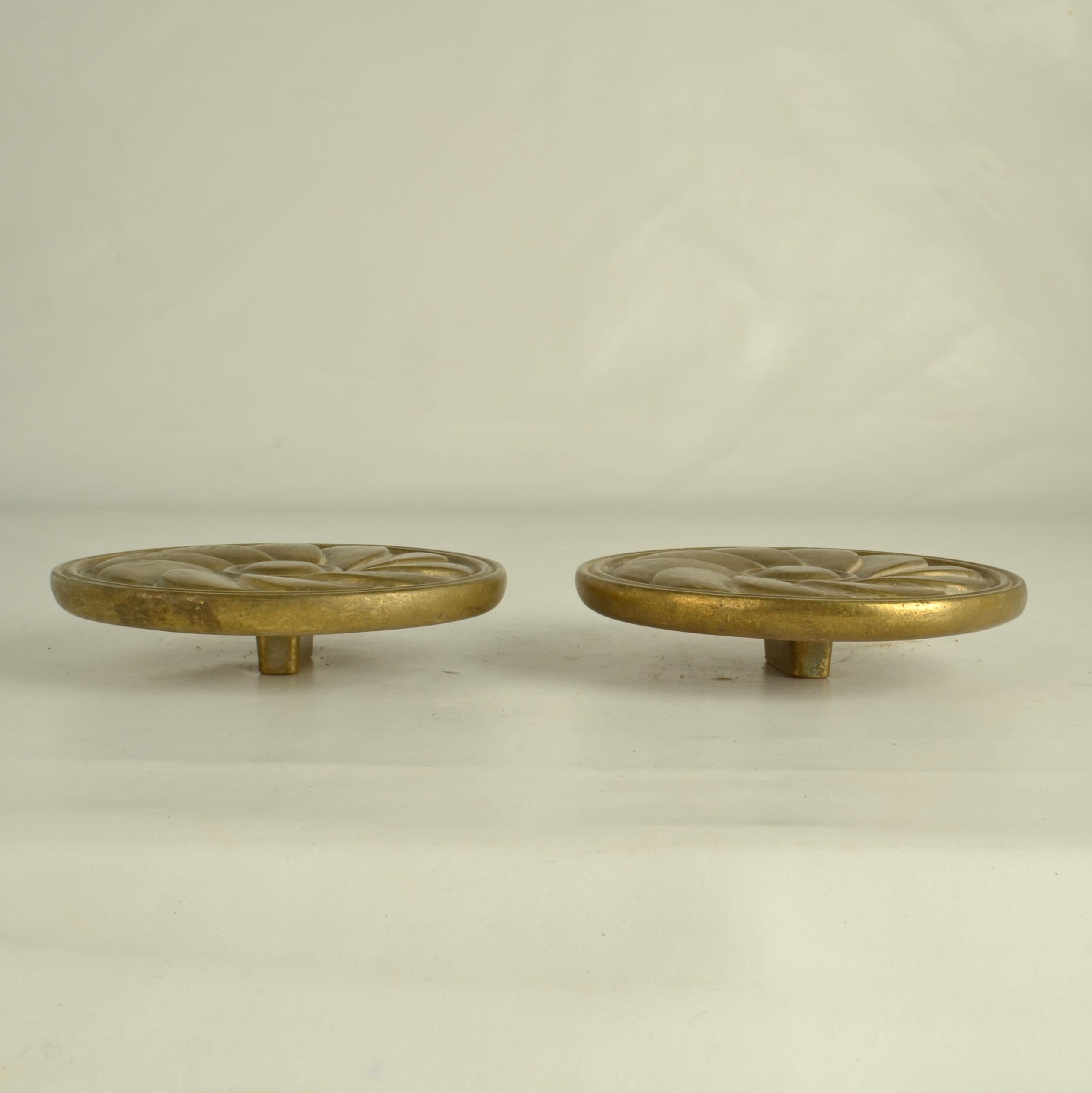 Pair of Round Bronze Push Pull Relief Door Handles with Flower Relief In Excellent Condition For Sale In London, GB