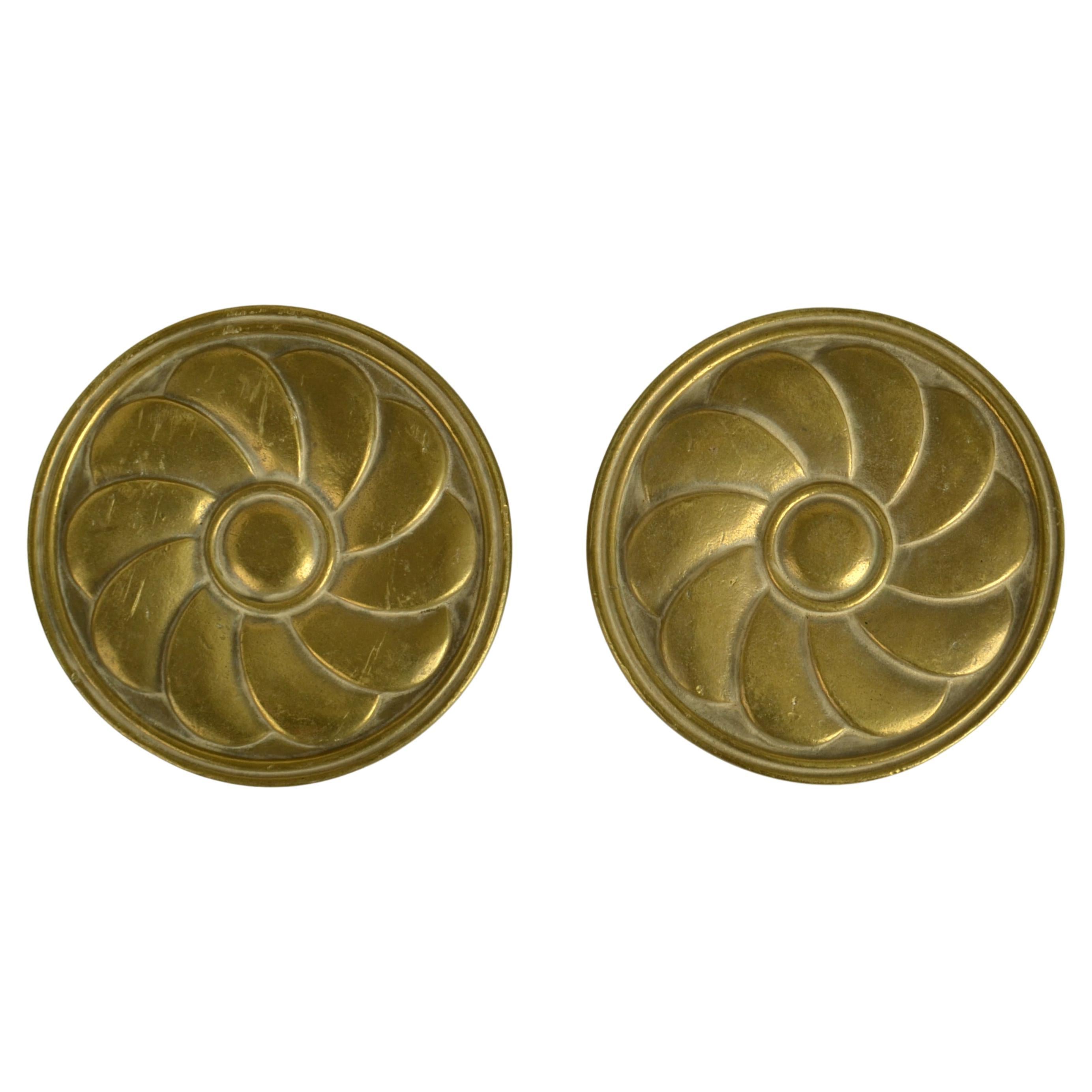 Paar runde Bronze-Türgriffe zum Drücken und Ziehen mit Relief und Blumenrelief