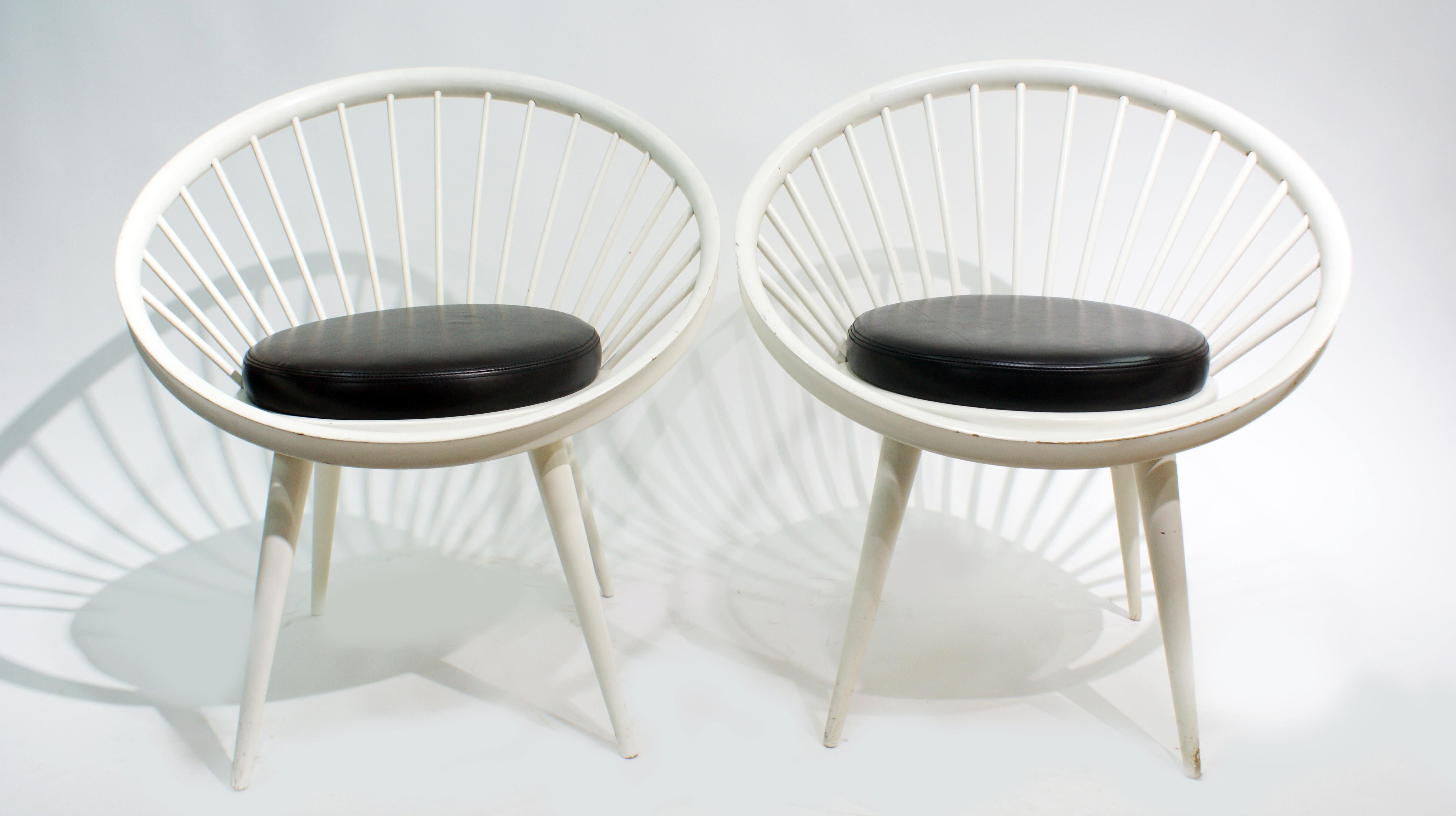 Pair of midcentury circle lounge chairs by Yngve Ekström for Swedese, circa 1960.
The chairs features dark brown leather seats with white lacquered beechwood structure.
Yngve Ekström (1913-1988) was an architect, woodworker, and furniture designer