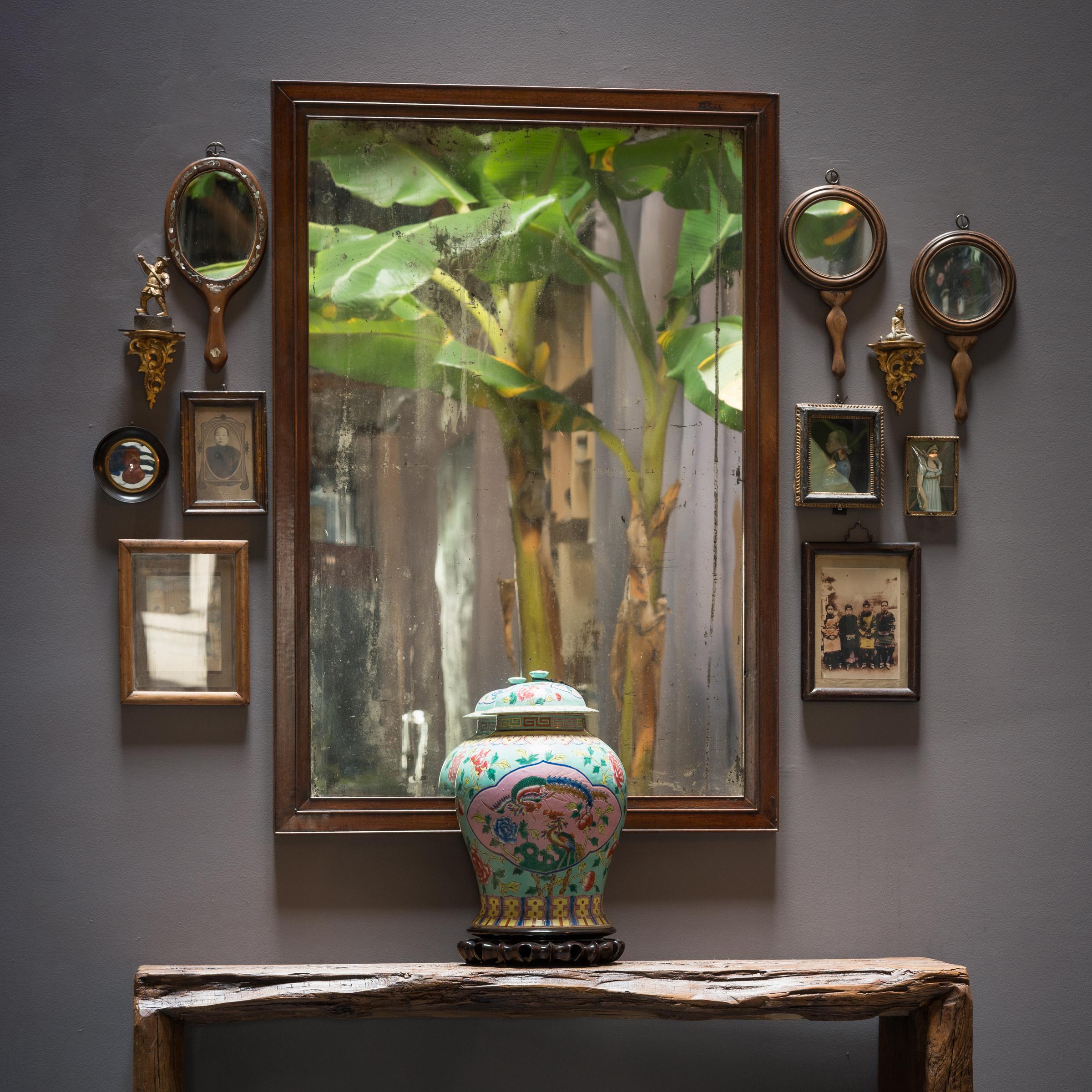 Ces charmants miroirs à main datent du début du XXe siècle et présentent des miroirs ronds enchâssés dans des cadres en bois dur tourné. Décorée de façon minimale, la paire est simplement sculptée pour mettre en valeur le grain serré et la couleur