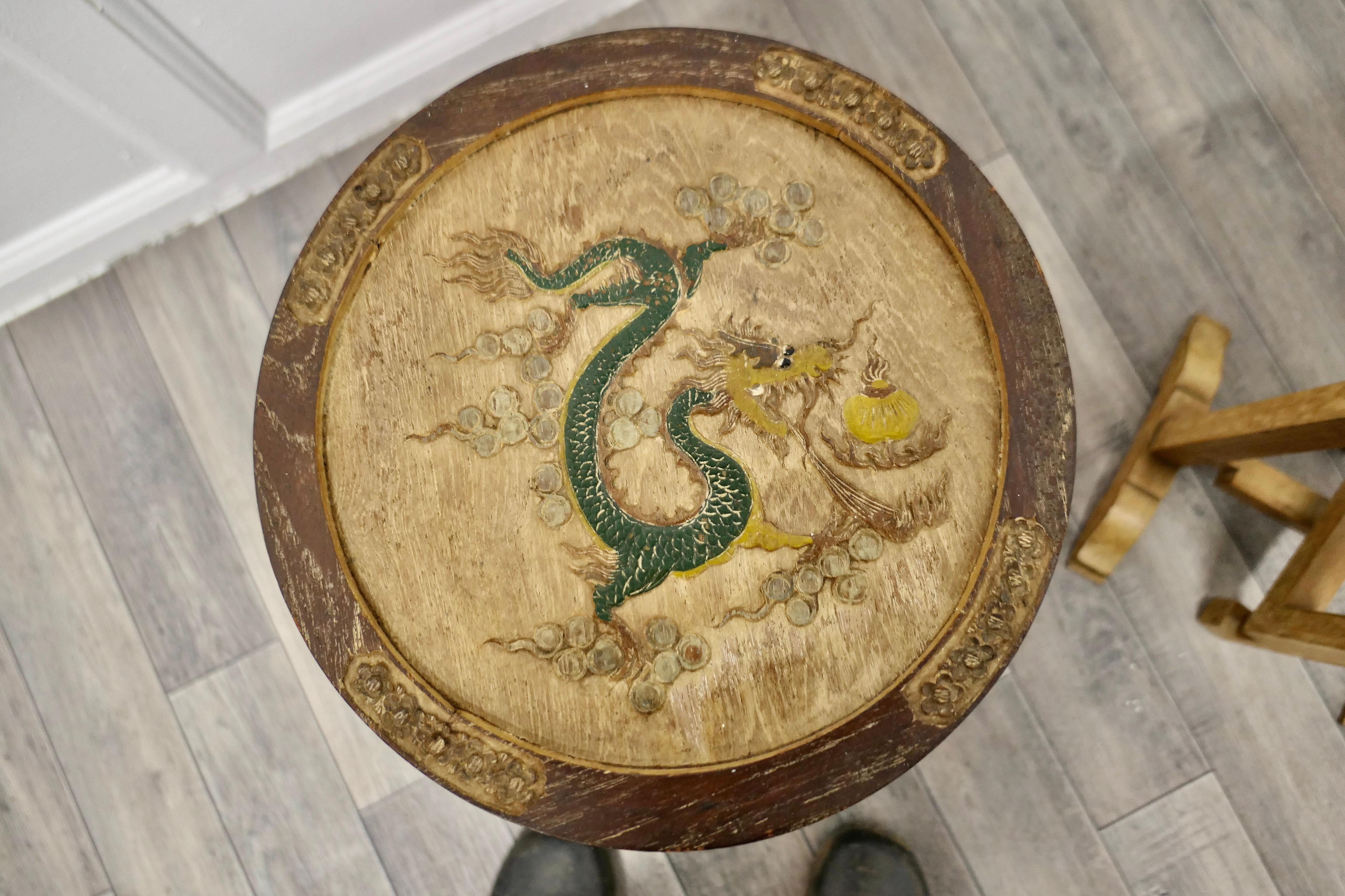 Pareja de mesas auxiliares plegables redondas de Chinoiserie siglo XX en venta