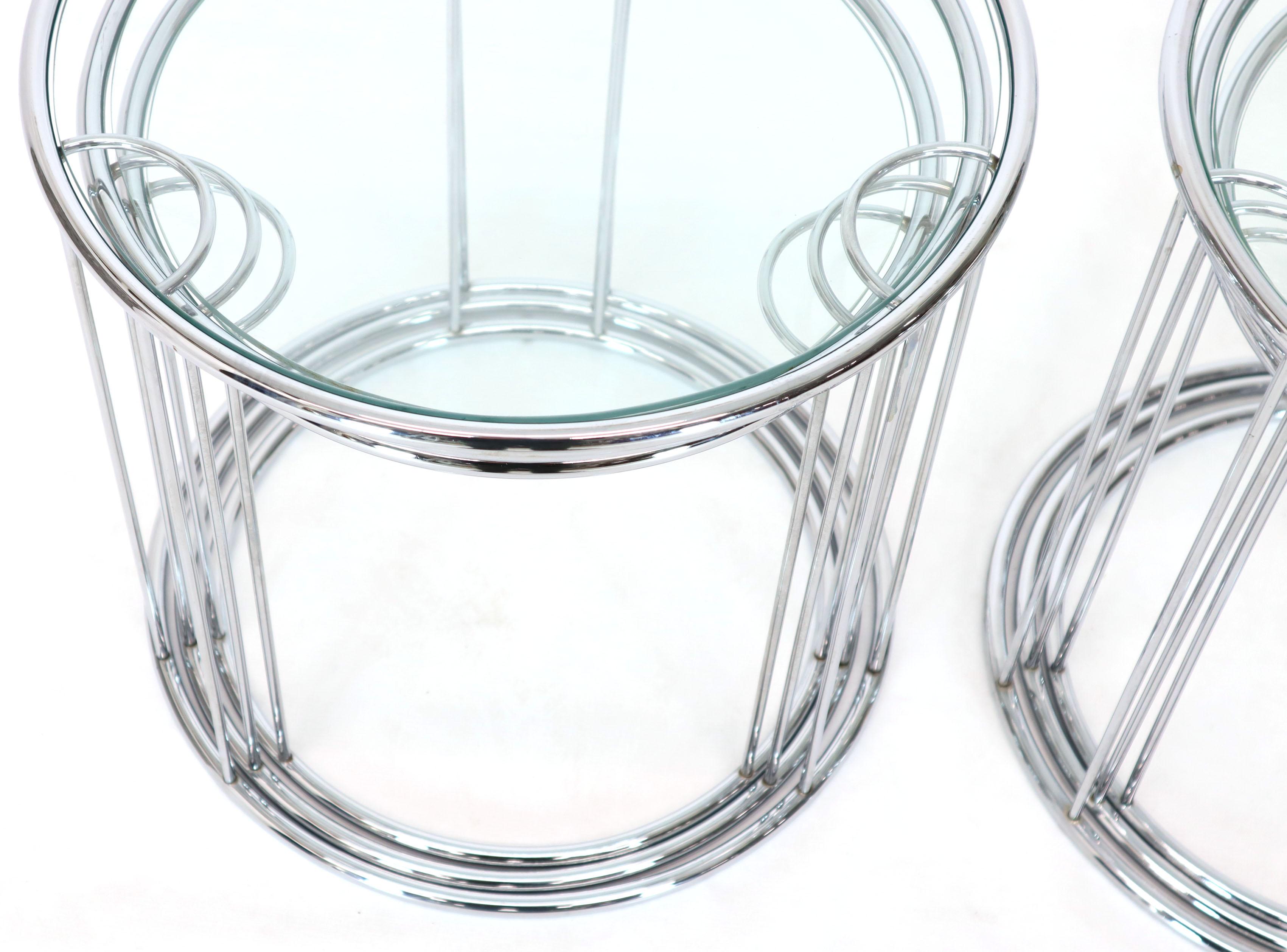 Paar runde Beistelltische aus Chrom und Glas mit Nähten, 6 Teile, Set (amerikanisch) im Angebot