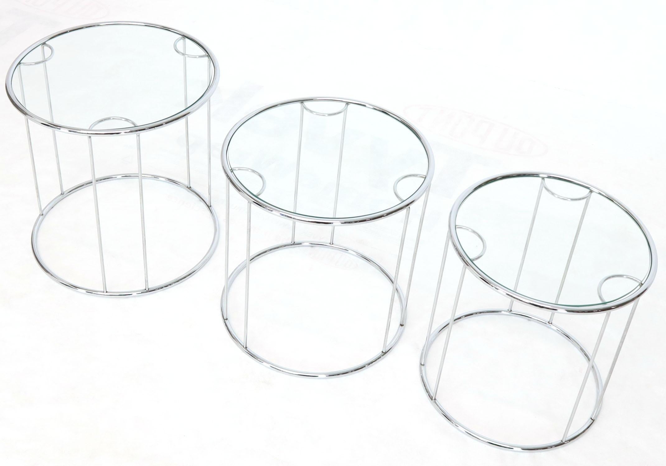 Paar runde Beistelltische aus Chrom und Glas mit Nähten, 6 Teile, Set im Zustand „Gut“ im Angebot in Rockaway, NJ
