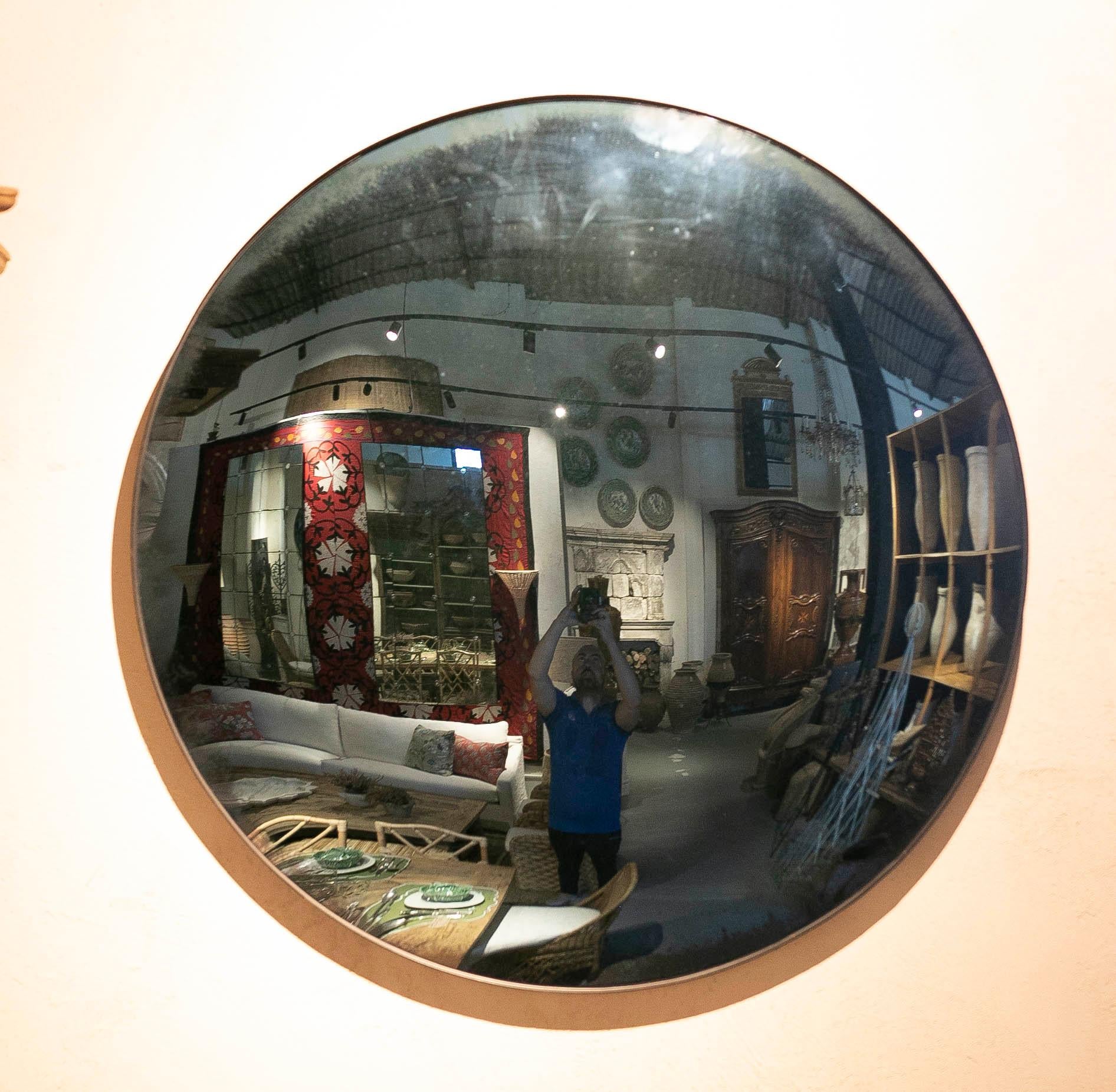 Paar runde konvexe Spiegel in Blauton mit Eisenrahmen (Europäisch) im Angebot