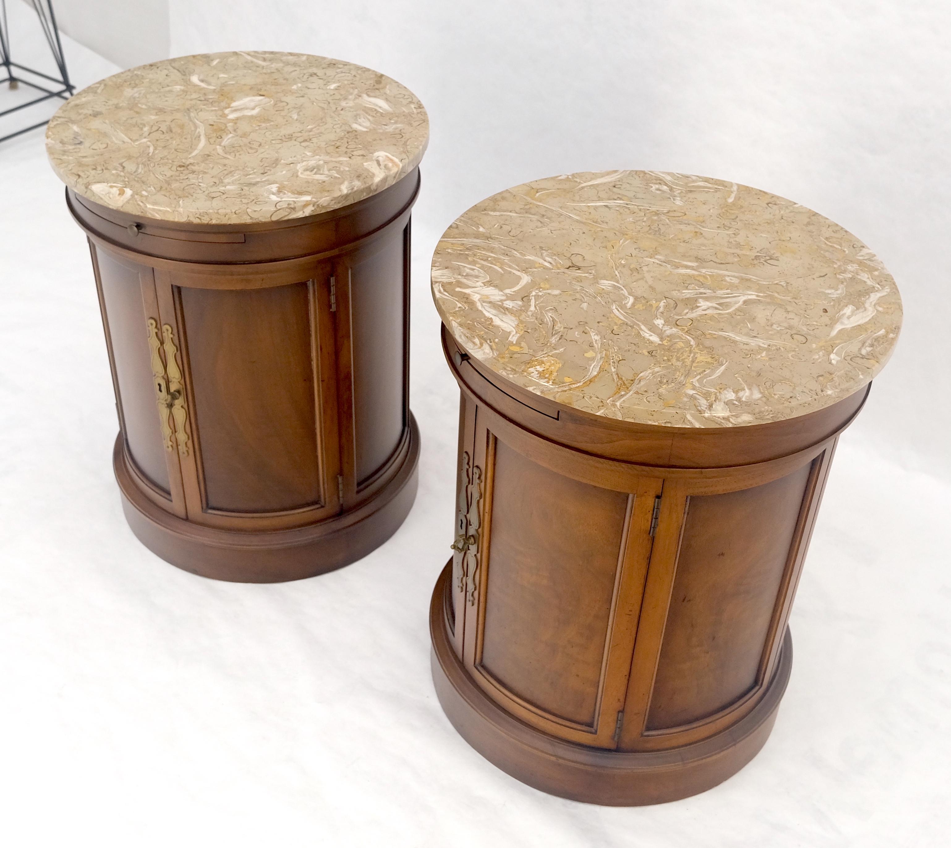 Paire de tables de lampes d'extrémité rondes en forme de cylindre à deux portes avec plateaux extractibles en vente 2