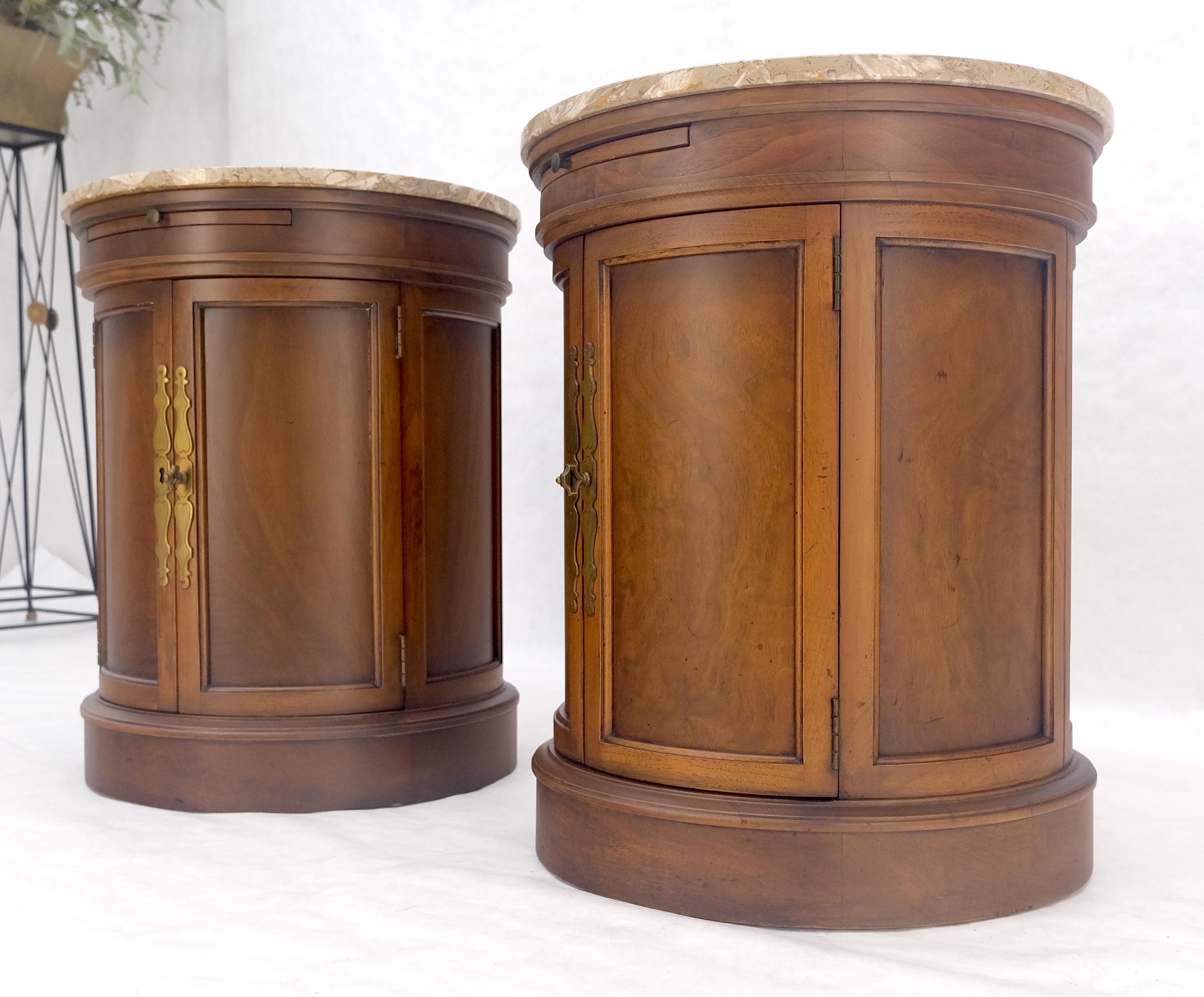 Paire de tables de lampes d'extrémité rondes en forme de cylindre à deux portes avec plateaux extractibles en vente 3