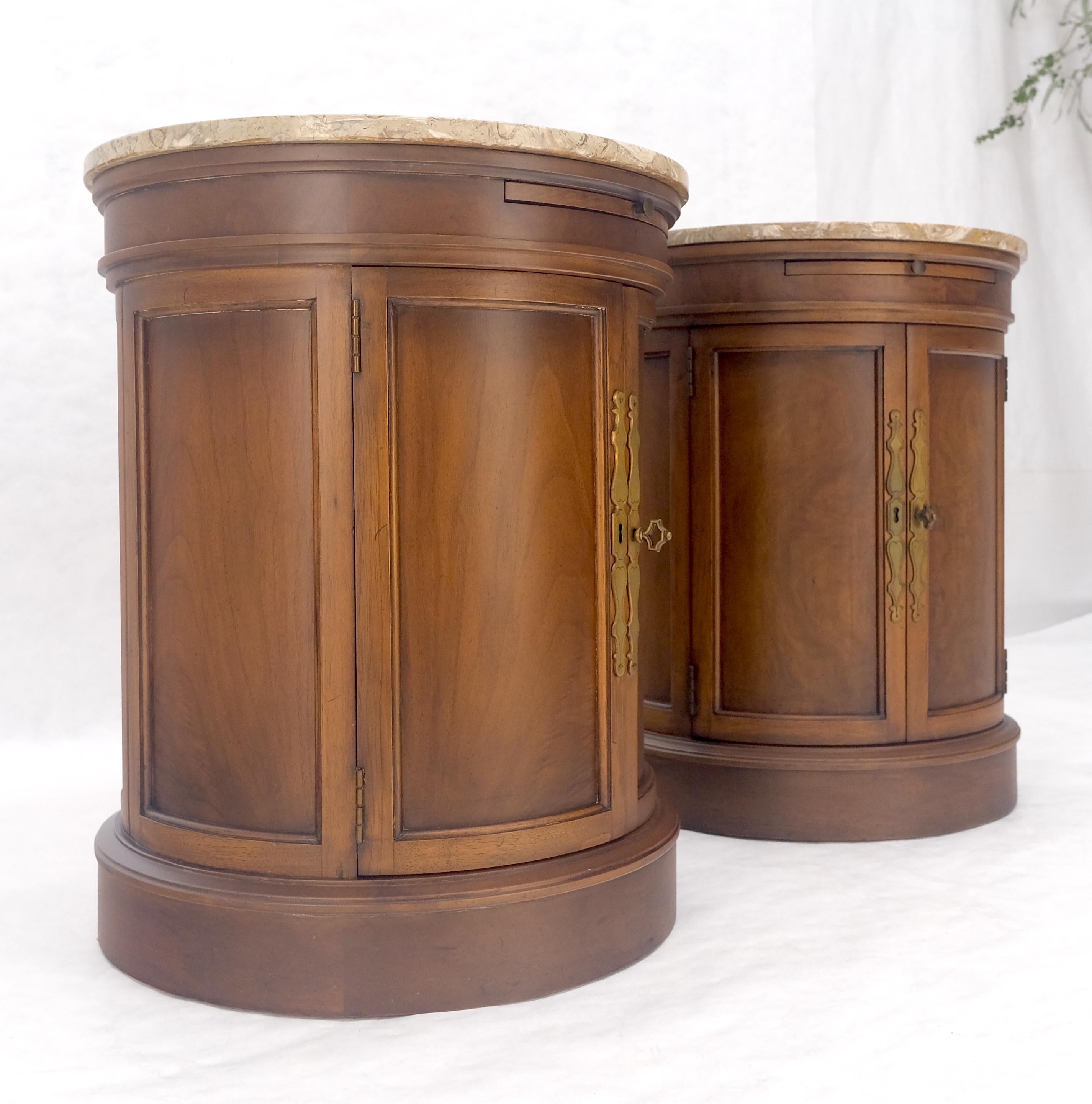 Paire de tables de lampes d'extrémité rondes en forme de cylindre à deux portes avec plateaux extractibles en vente 4