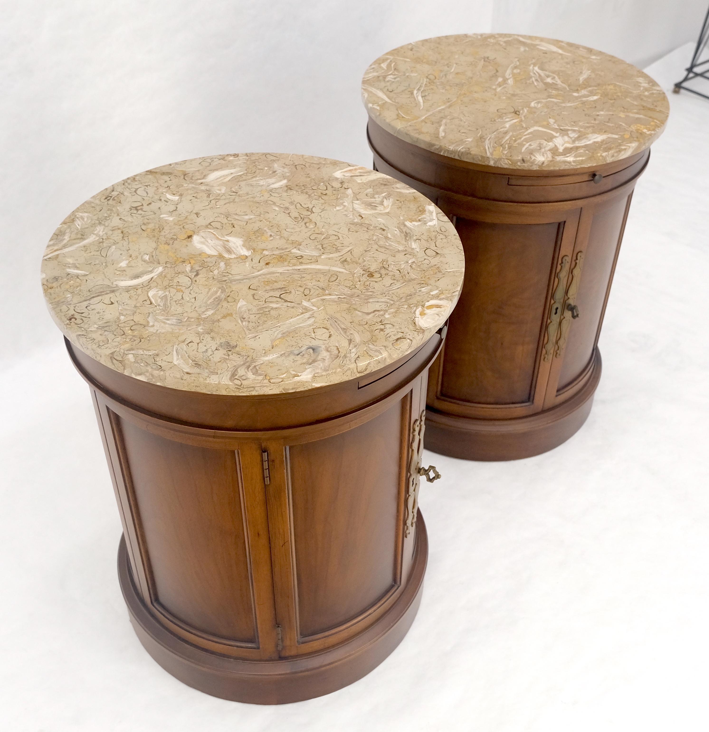 Paire de tables de lampes d'extrémité rondes en forme de cylindre à deux portes avec plateaux extractibles en vente 5