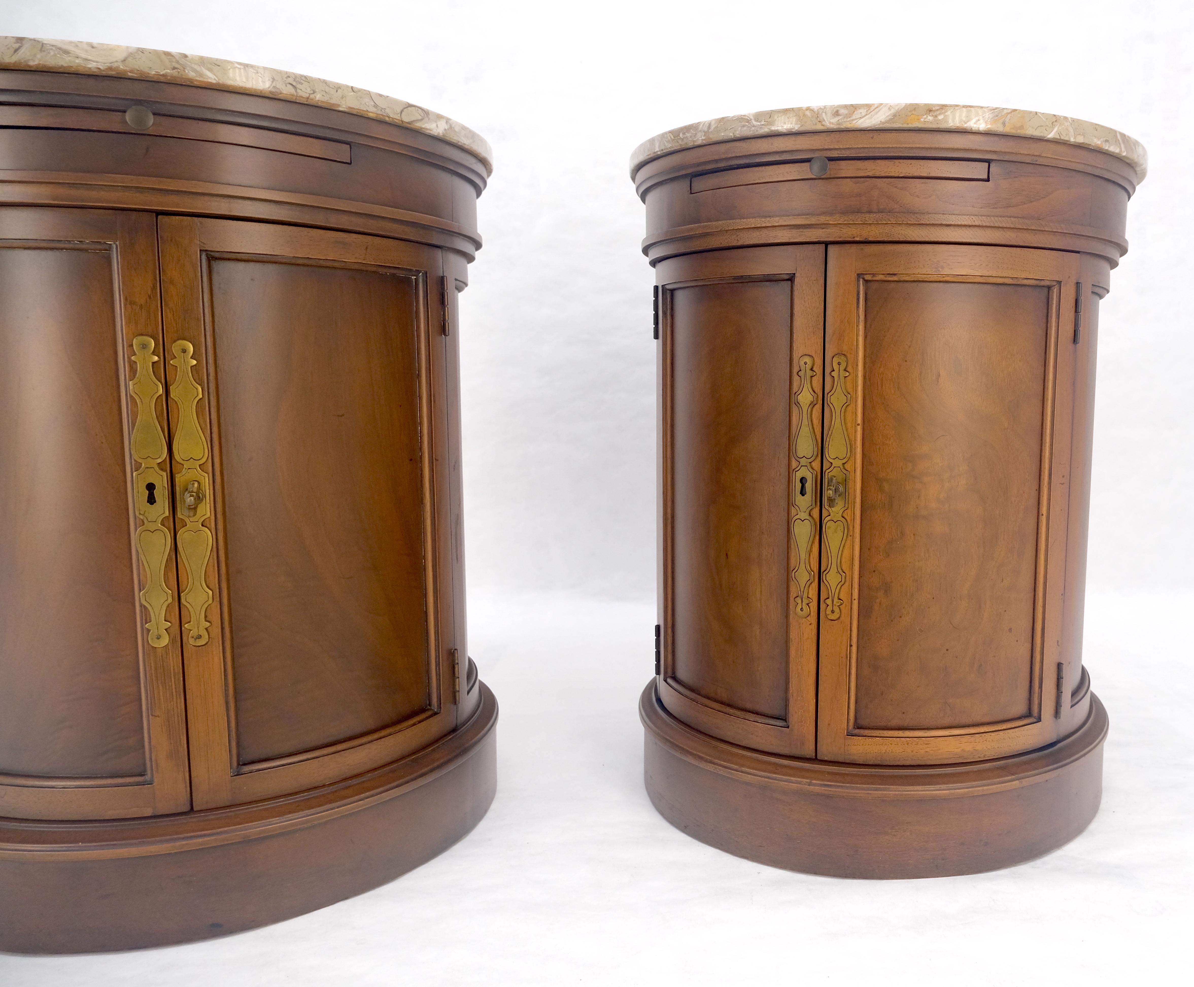 Paire de tables de lampes d'extrémité rondes en forme de cylindre à deux portes avec plateaux extractibles en vente 7