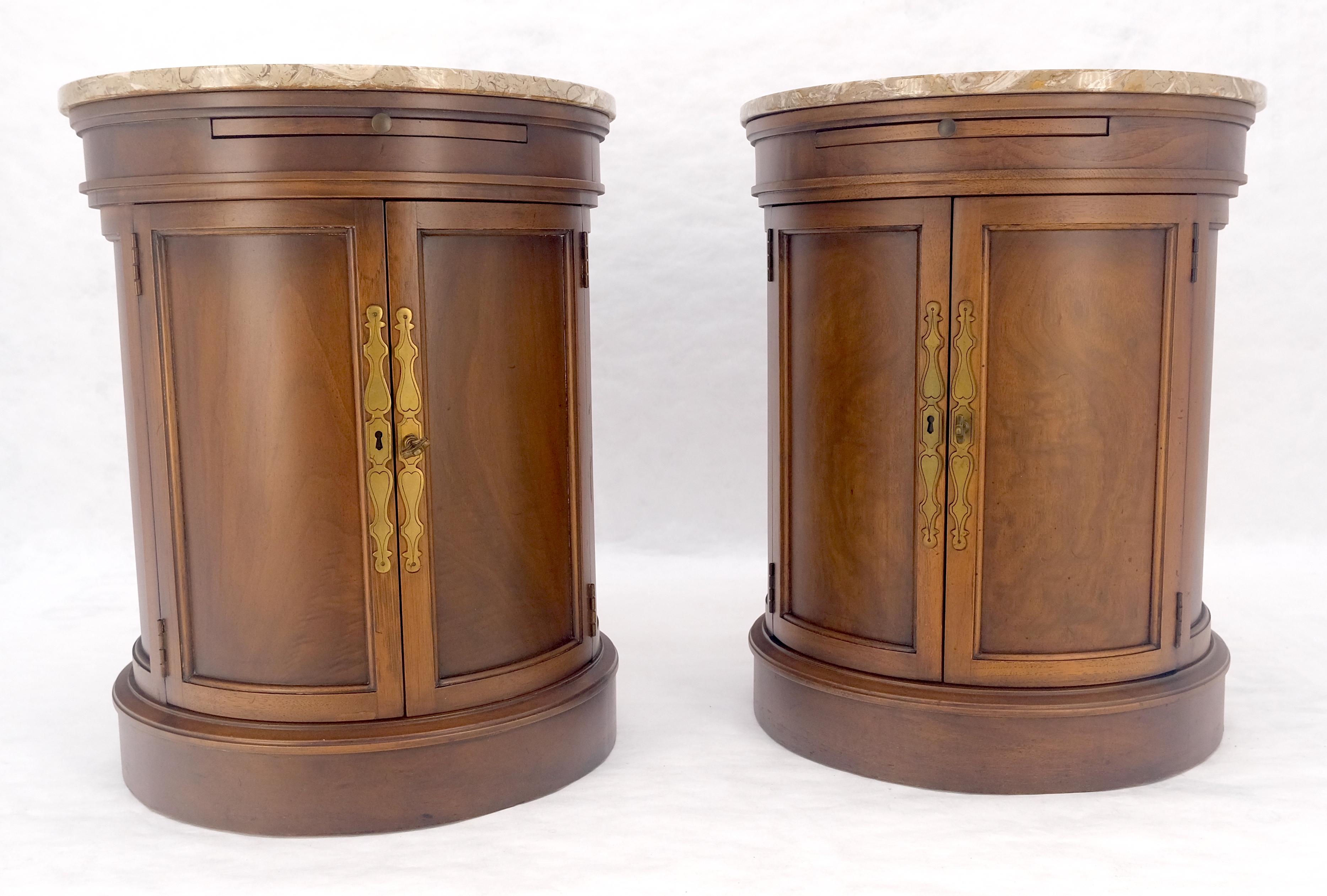 Mid-Century Modern Paire de tables de lampes d'extrémité rondes en forme de cylindre à deux portes avec plateaux extractibles en vente