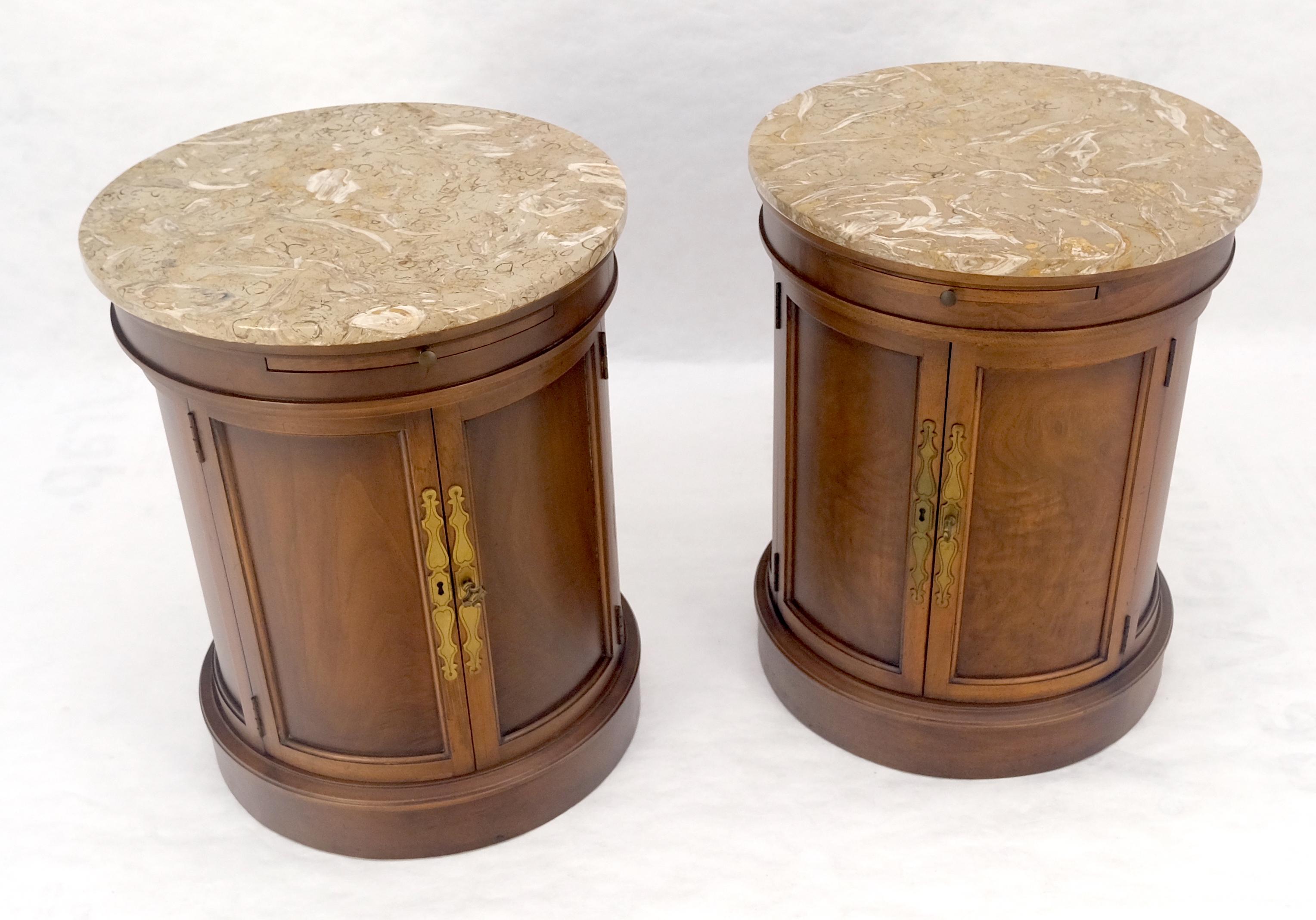 Américain Paire de tables de lampes d'extrémité rondes en forme de cylindre à deux portes avec plateaux extractibles en vente