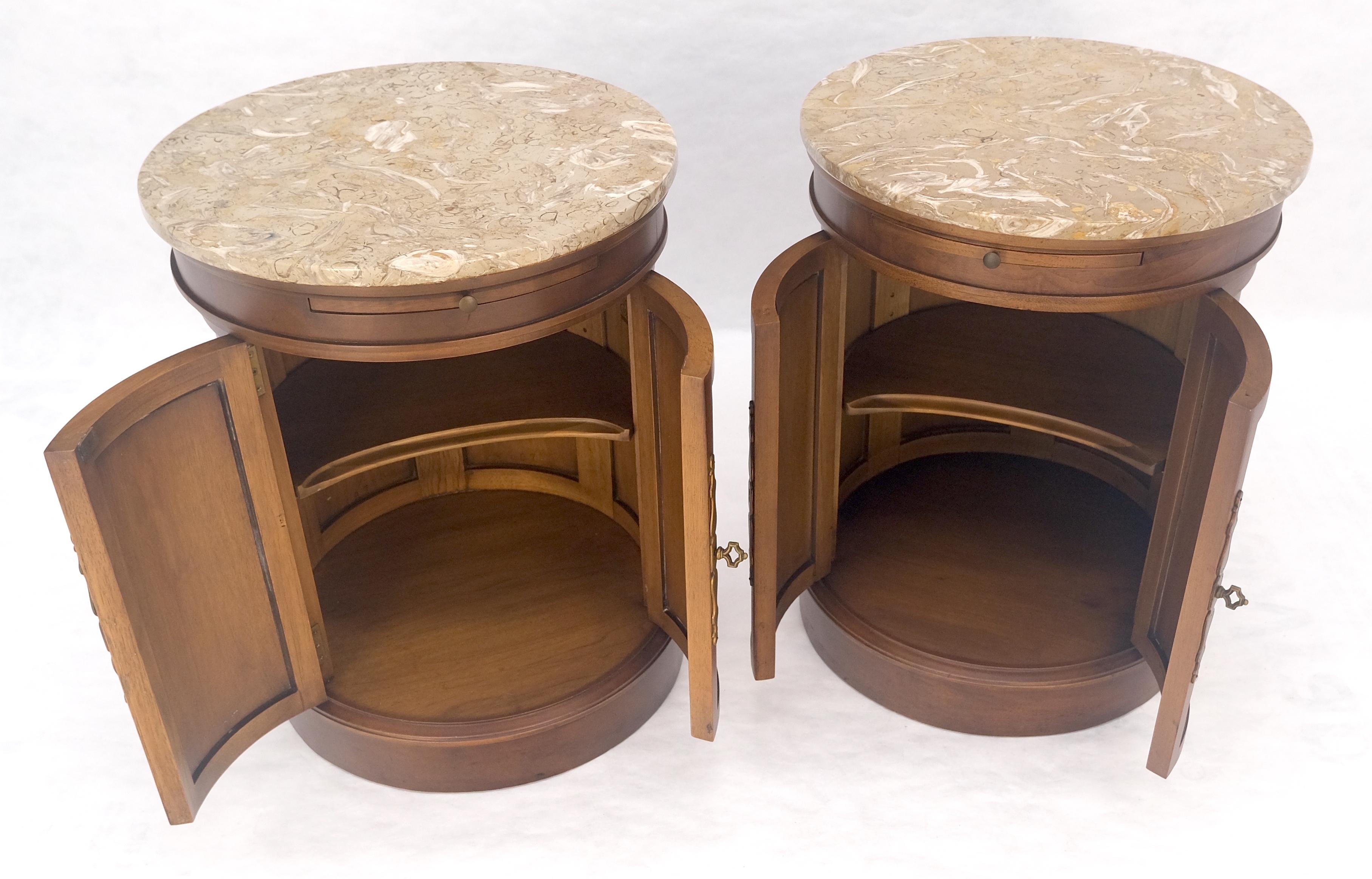 Laqué Paire de tables de lampes d'extrémité rondes en forme de cylindre à deux portes avec plateaux extractibles en vente