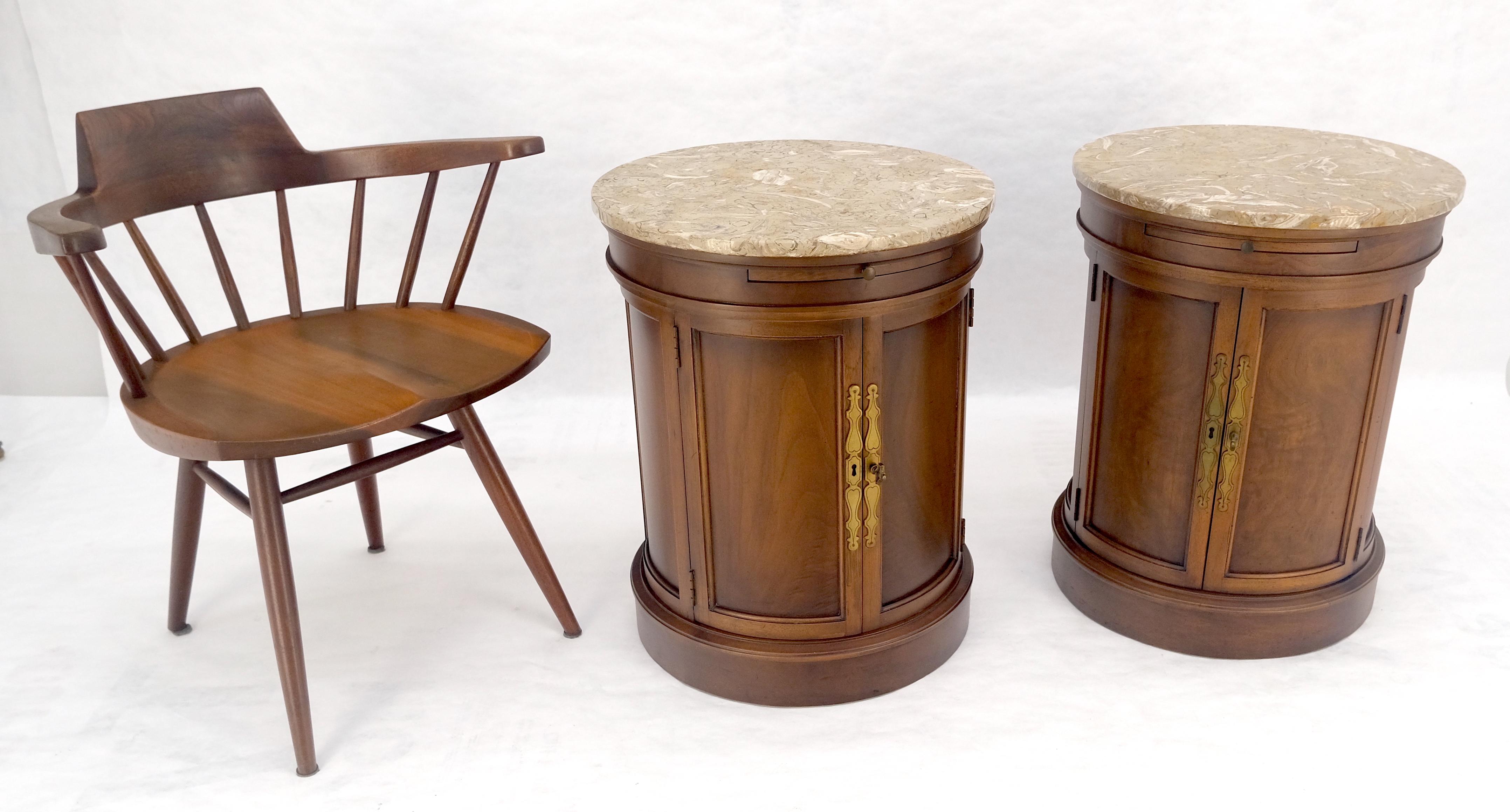 Laiton Paire de tables de lampes d'extrémité rondes en forme de cylindre à deux portes avec plateaux extractibles en vente