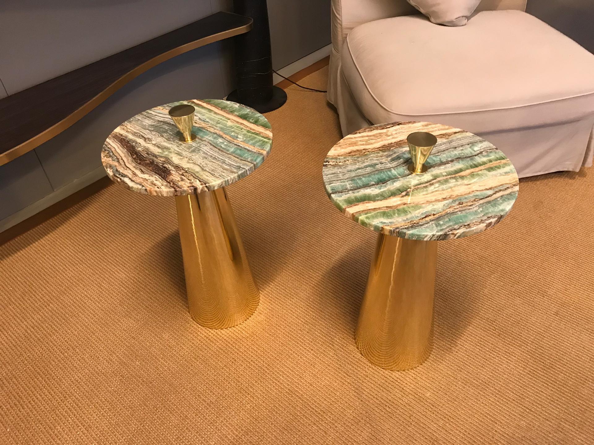 This pair of round emerald green onyx marble top and brass side tables were designed and created by Karina Gentinetta Studio in Milan, Italy. Polished emerald green onyx marble sits atop a conical polished brass base. A solid brass screwed in
