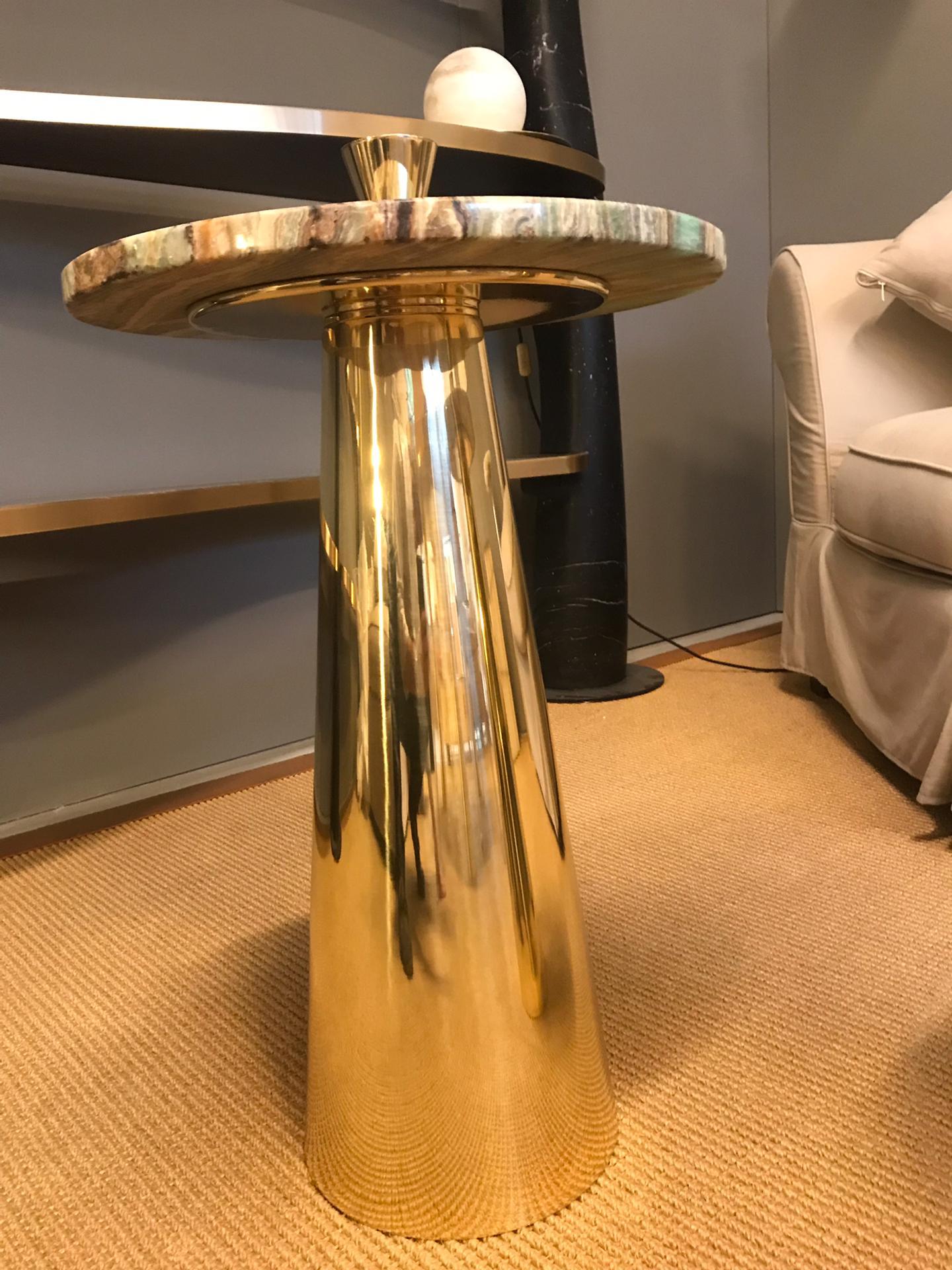 Hand-Crafted Pair of Round Emerald Green Onyx Marble and Brass Side Tables, Milan, Italy 2019