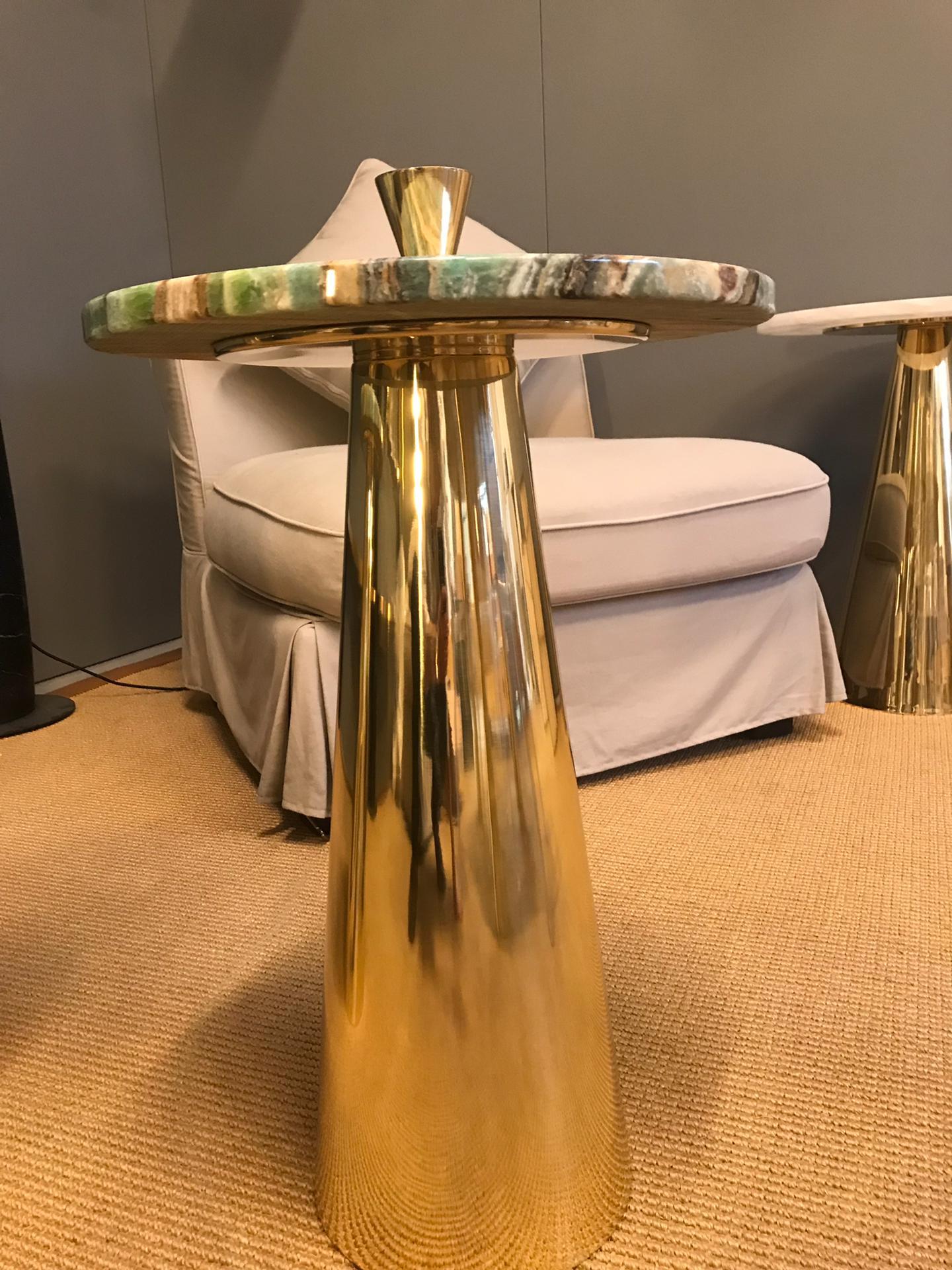 Pair of Round Emerald Green Onyx Marble and Brass Side Tables, Milan, Italy 2019 In New Condition In New York, NY