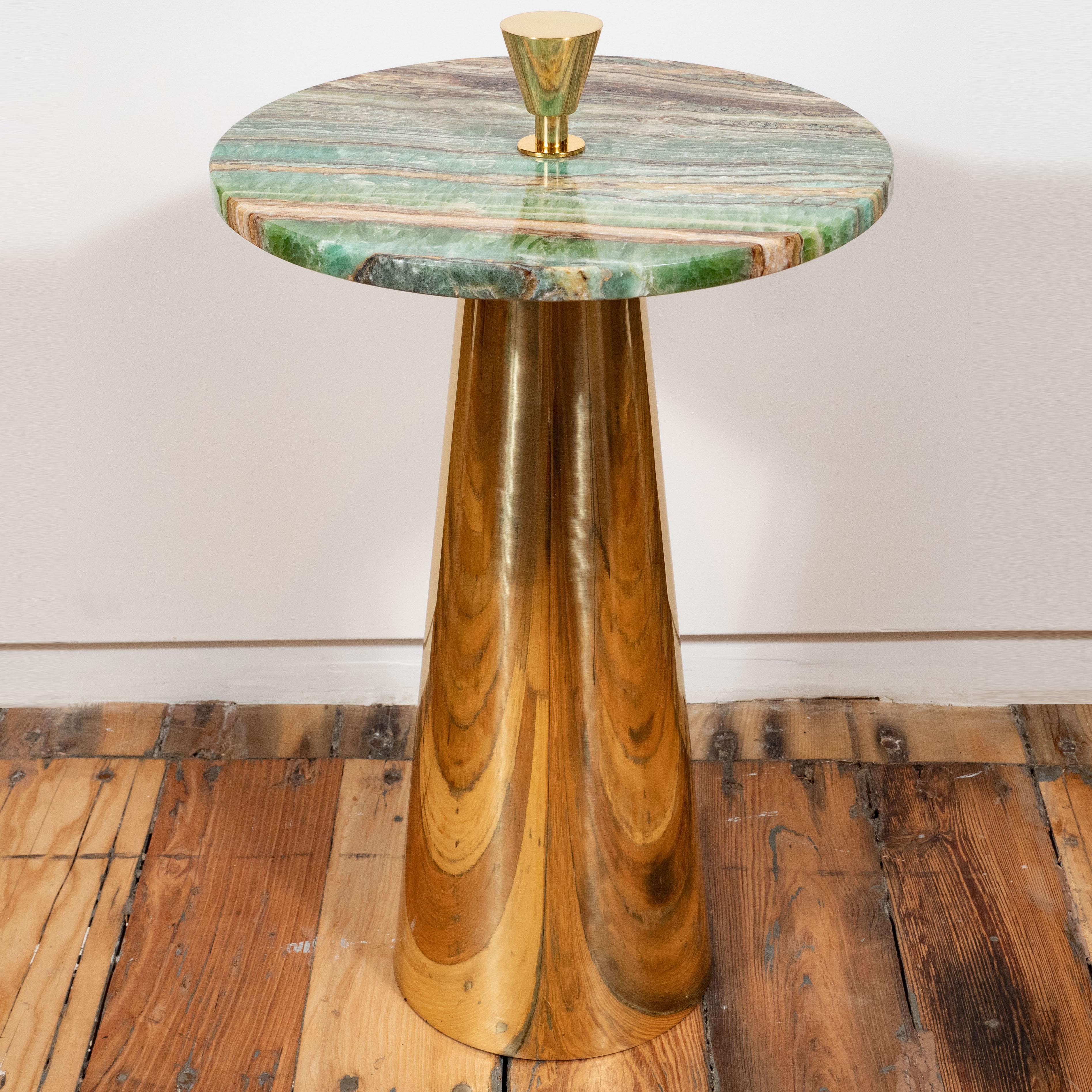 Pair of Round Emerald Green Onyx Marble and Brass Side or Martini Tables, Italy In New Condition In New York, NY
