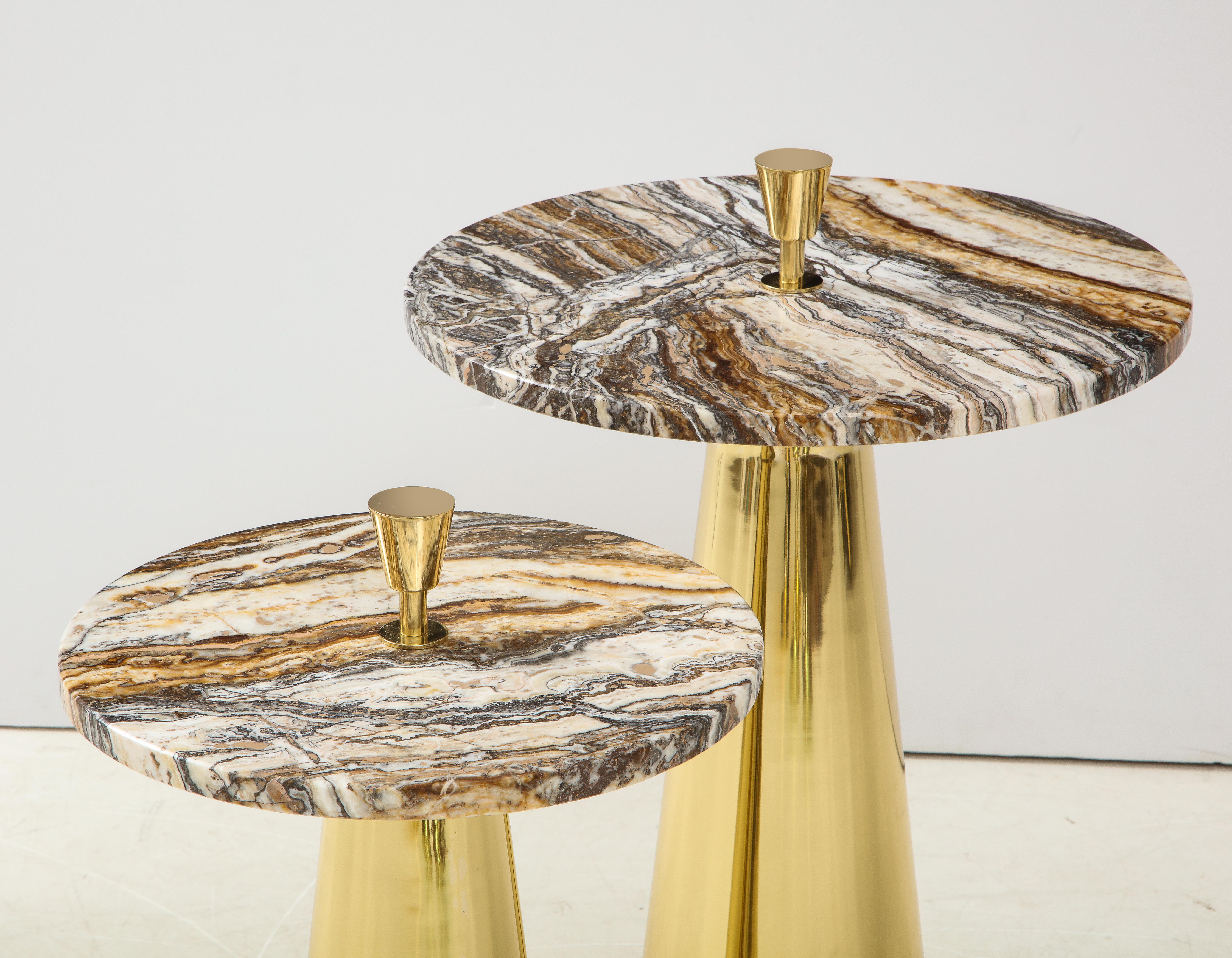 Pair of Round Fantasy Brown Onyx Marble and Brass Side or Martini Tables, Italy For Sale 2