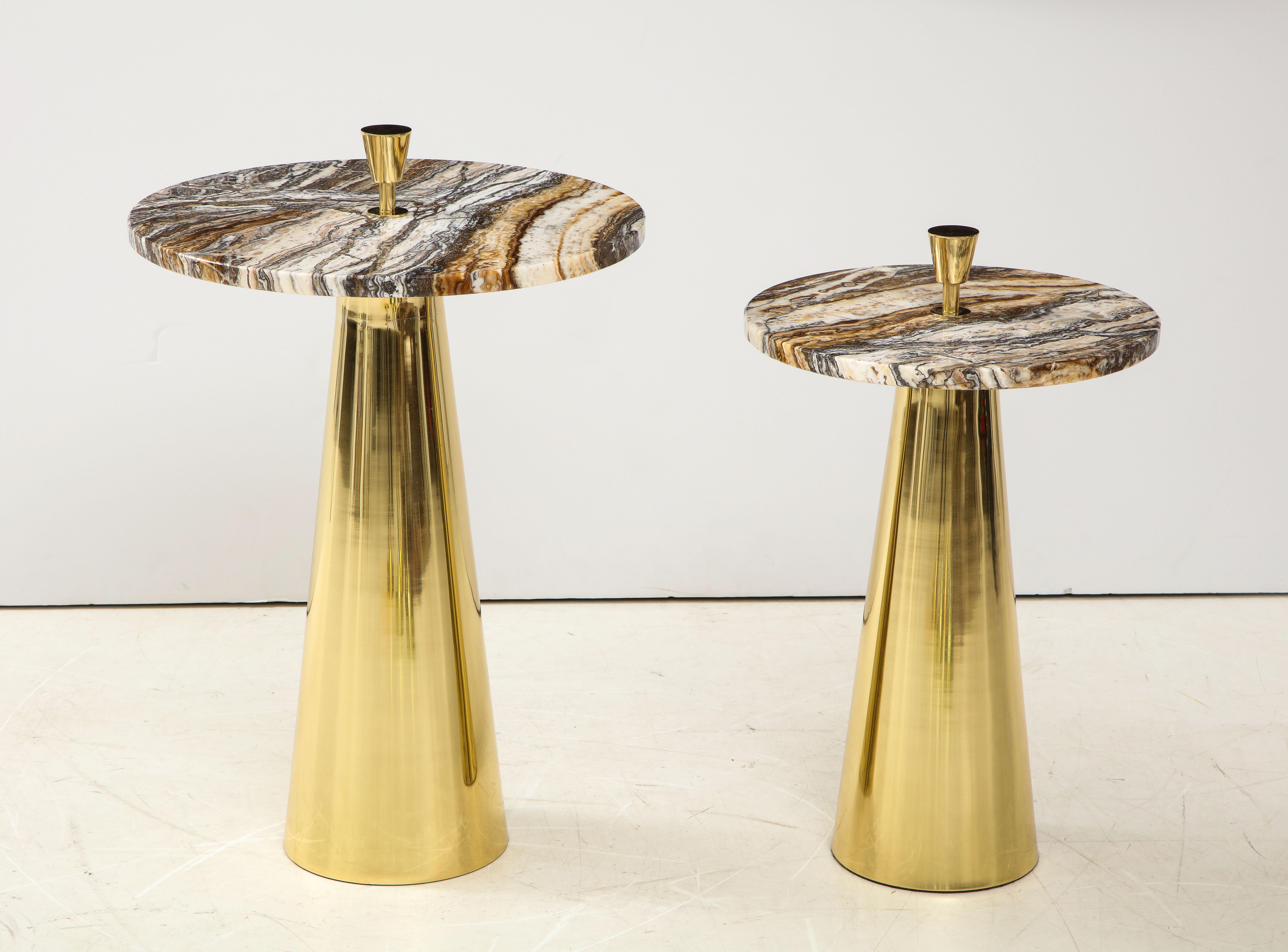 Hand-Crafted Pair of Round Fantasy Brown Onyx Marble and Brass Side or Martini Tables, Italy For Sale