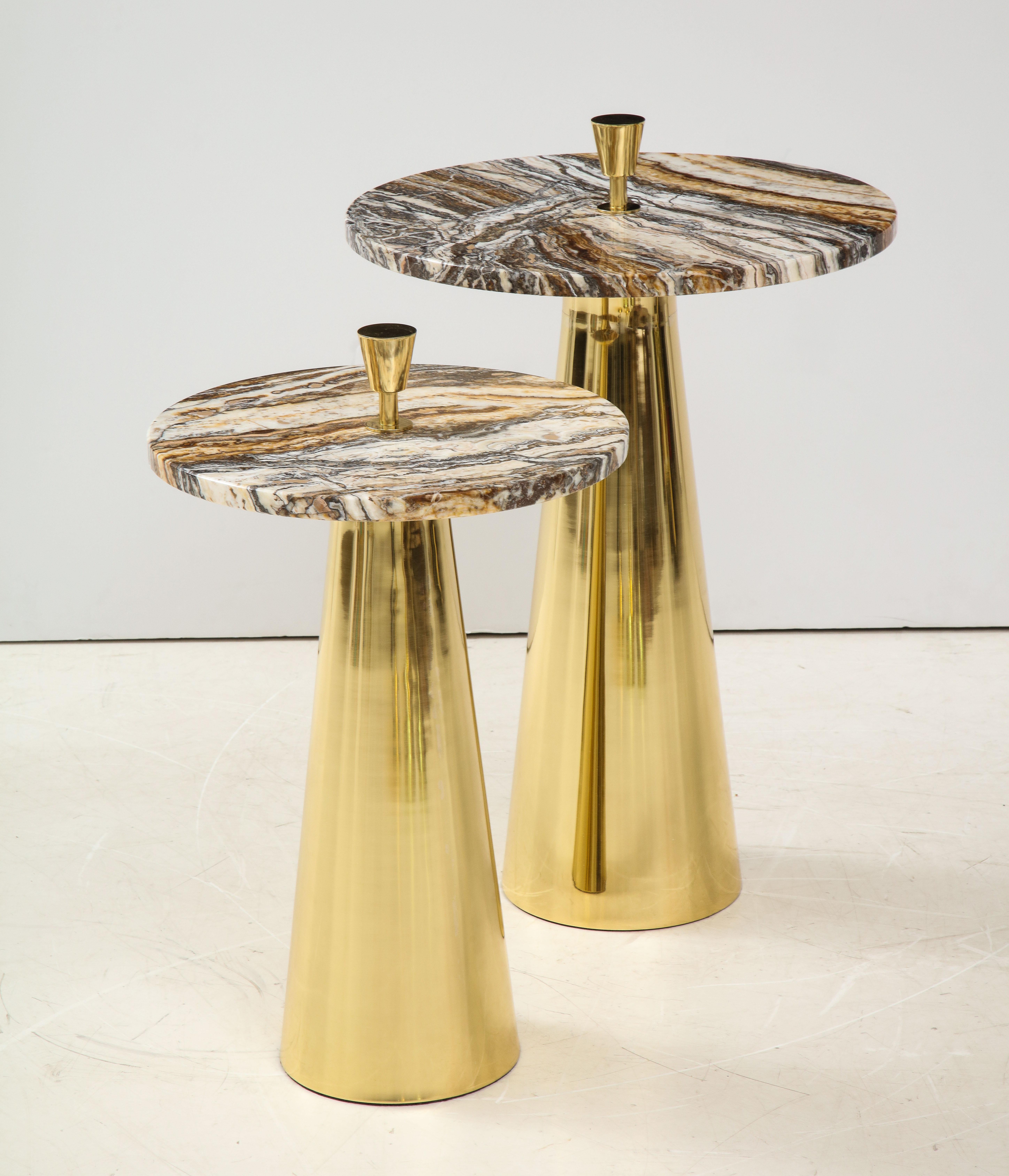 Pair of Round Fantasy Brown Onyx Marble and Brass Side or Martini Tables, Italy For Sale 1