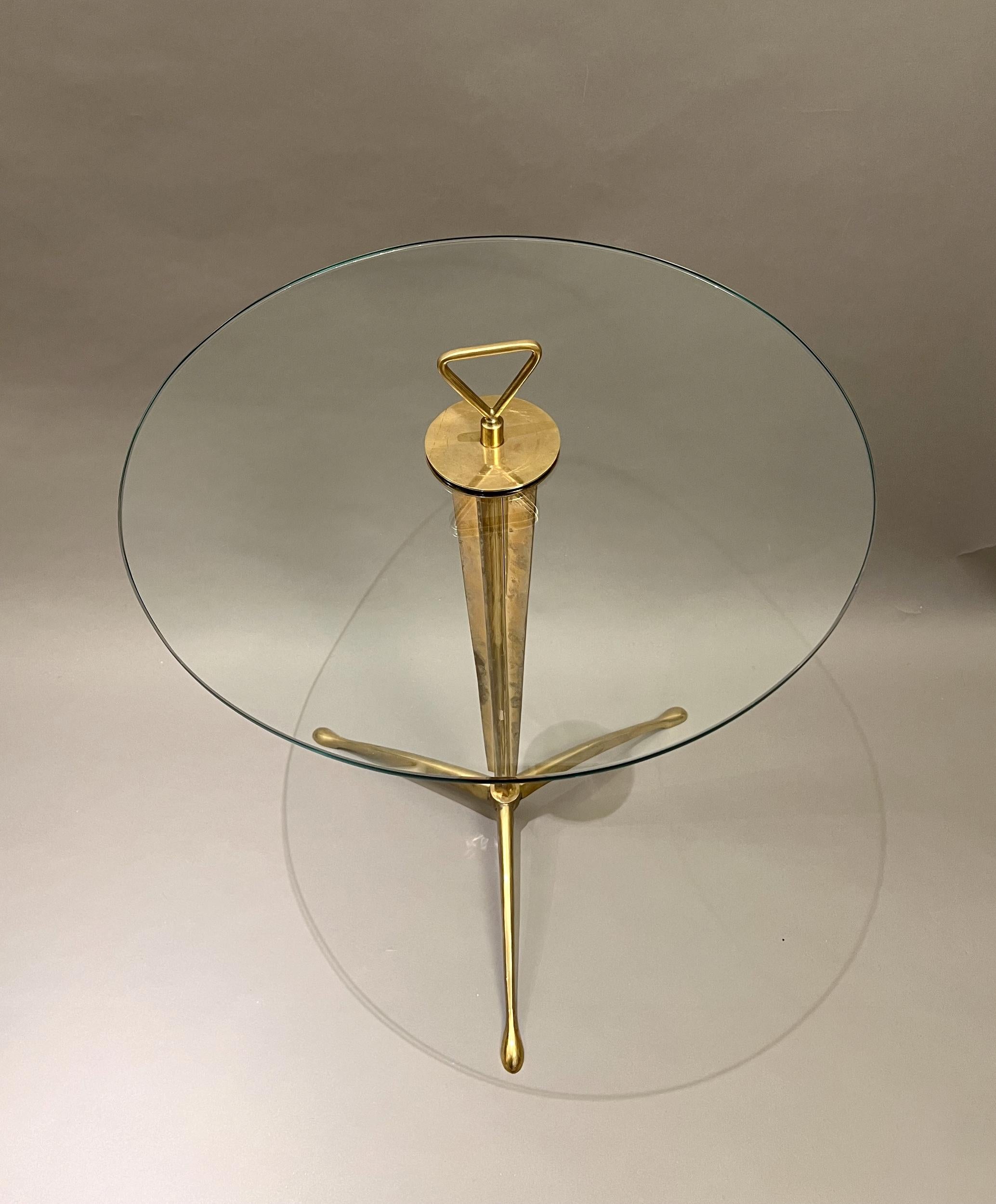 Modern Pair of round glass and brass pedestal tables, Italy, circa 1970 For Sale