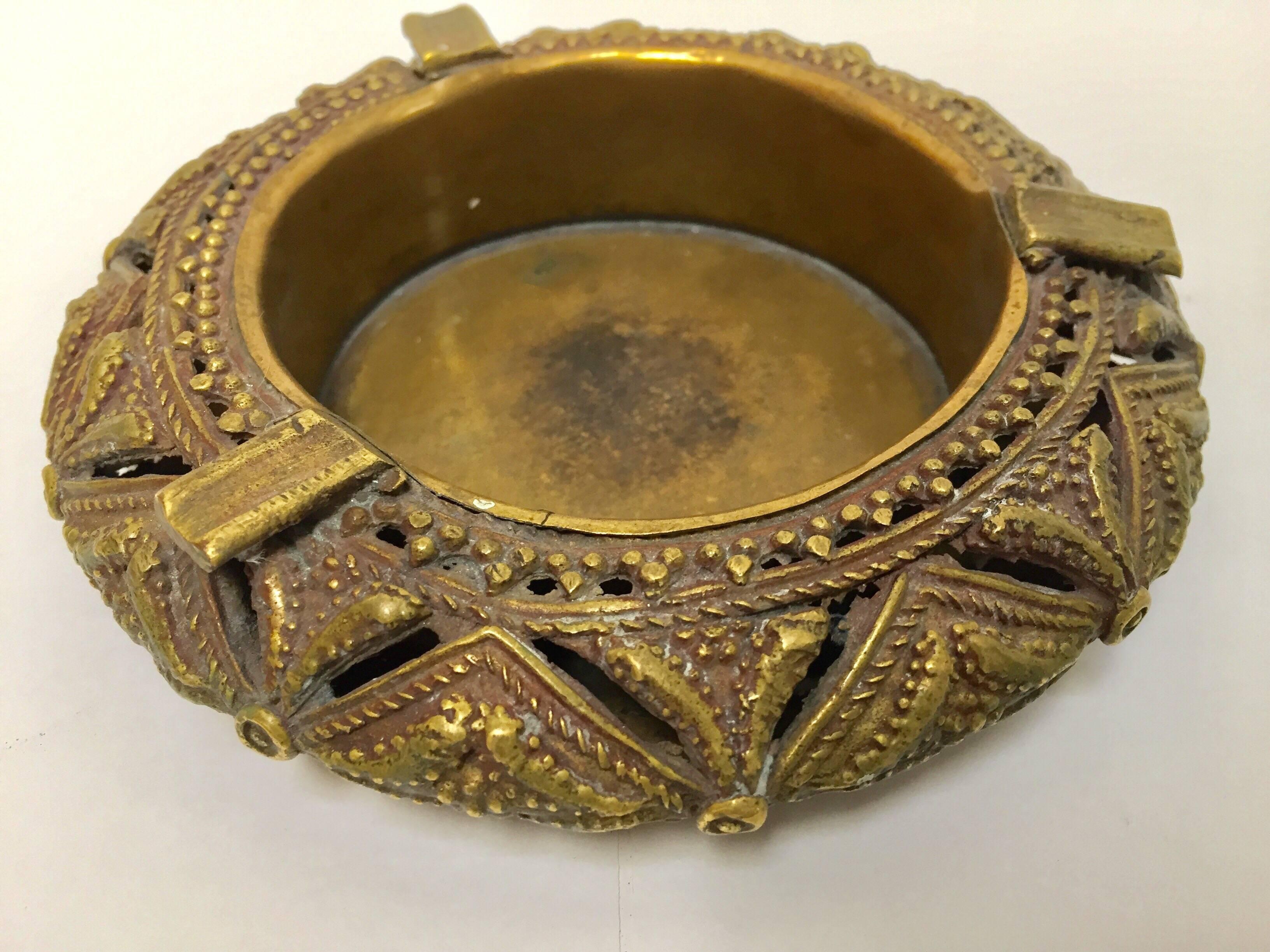20th Century Pair of Round Handcrafted Brass Ashtrays For Sale