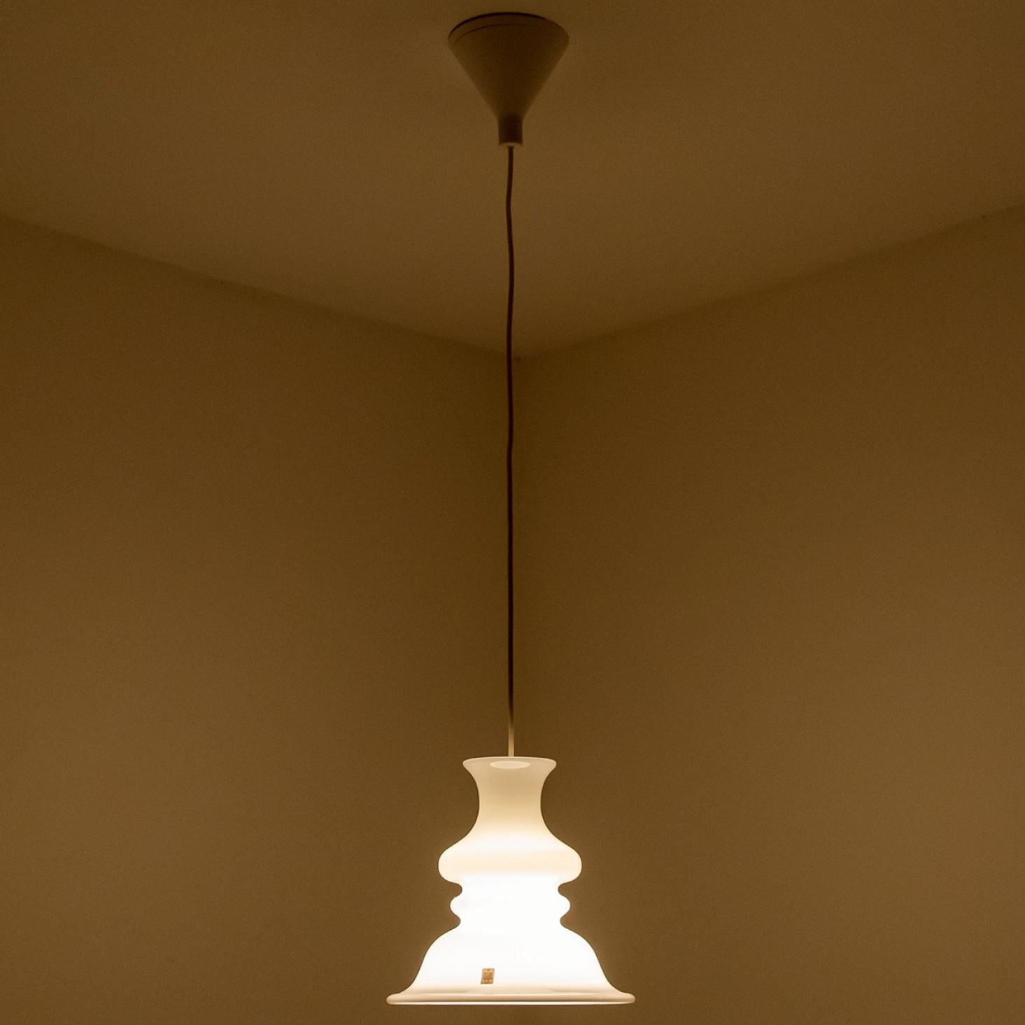 Dieses Paar schöner Glaslampen der dänischen Marke Holmegaard hat eine schöne weiße Farbe. Das Design stammt von Michael Bang, einem Designer, dessen Arbeiten heute bei Sammlern der Marke sehr begehrt sind. Modell Etude, eine außergewöhnliche Form!