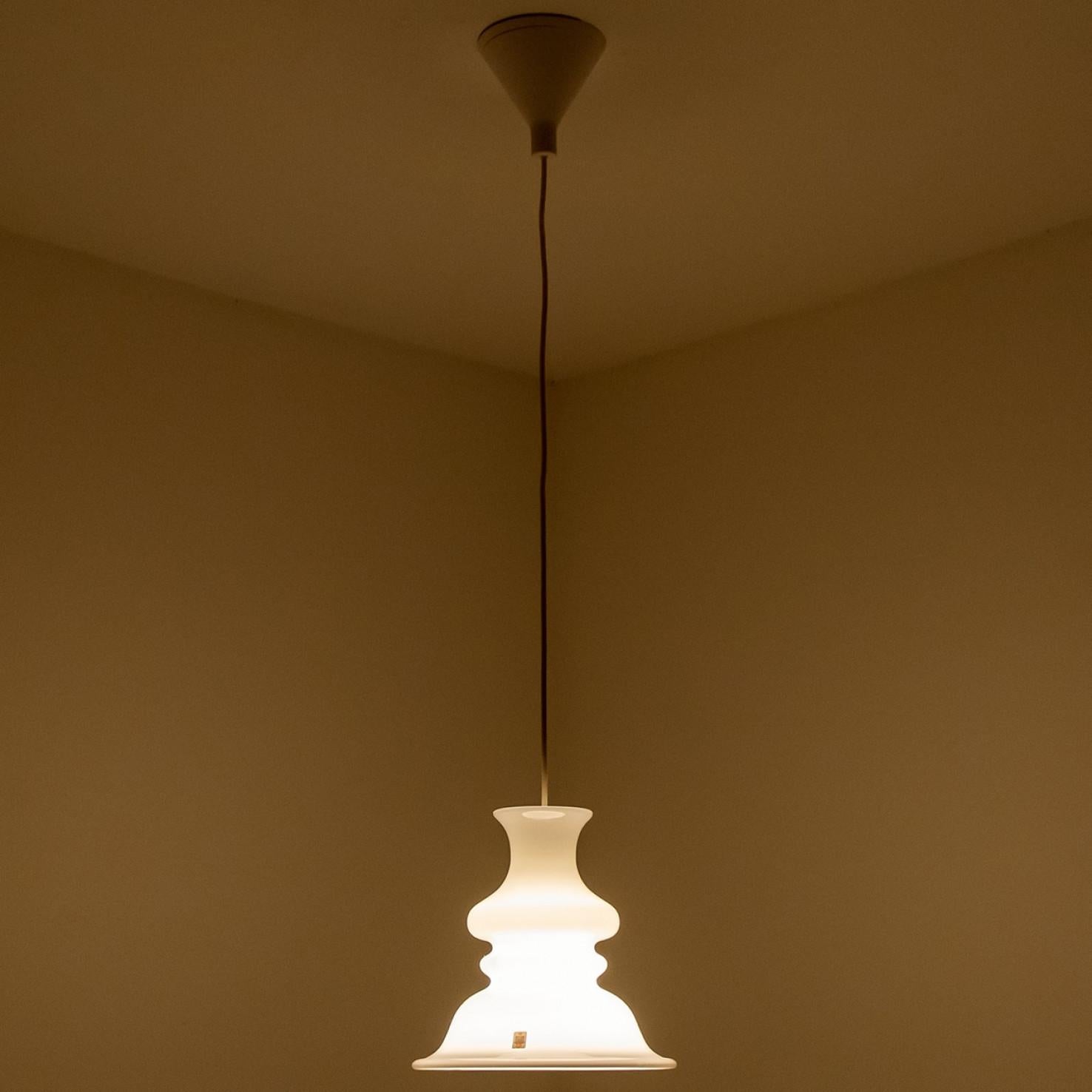 Questa coppia di bellissime lampade in vetro del marchio danese Holmegaard ha un bellissimo colore bianco. Il design è opera di Michael Bang, un designer il cui lavoro è oggi molto ricercato dai collezionisti del marchio. Model Etude, una forma