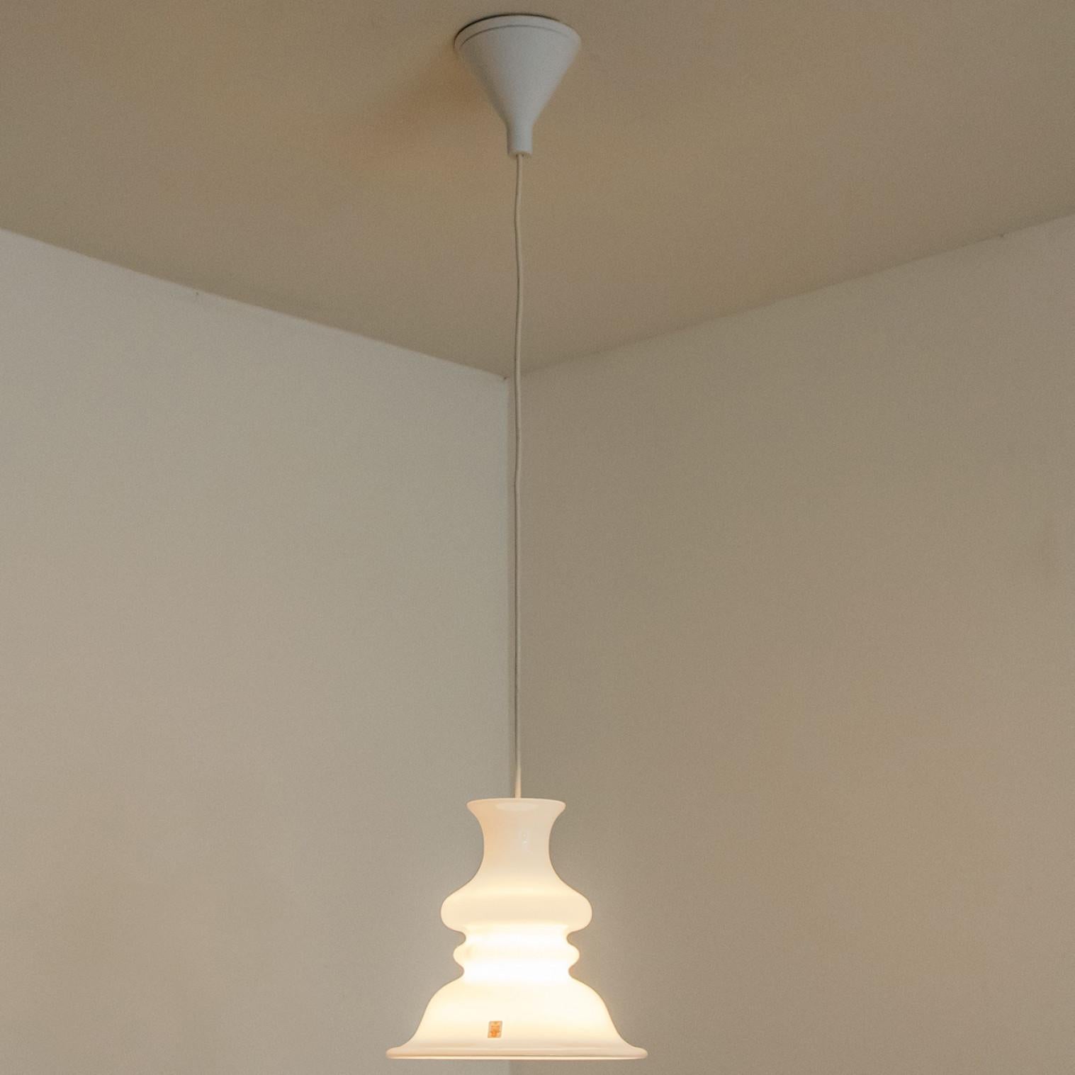 Danois Paire de lampes suspendues rondes Holmegaard Etude de Michael Bang, 1970 en vente